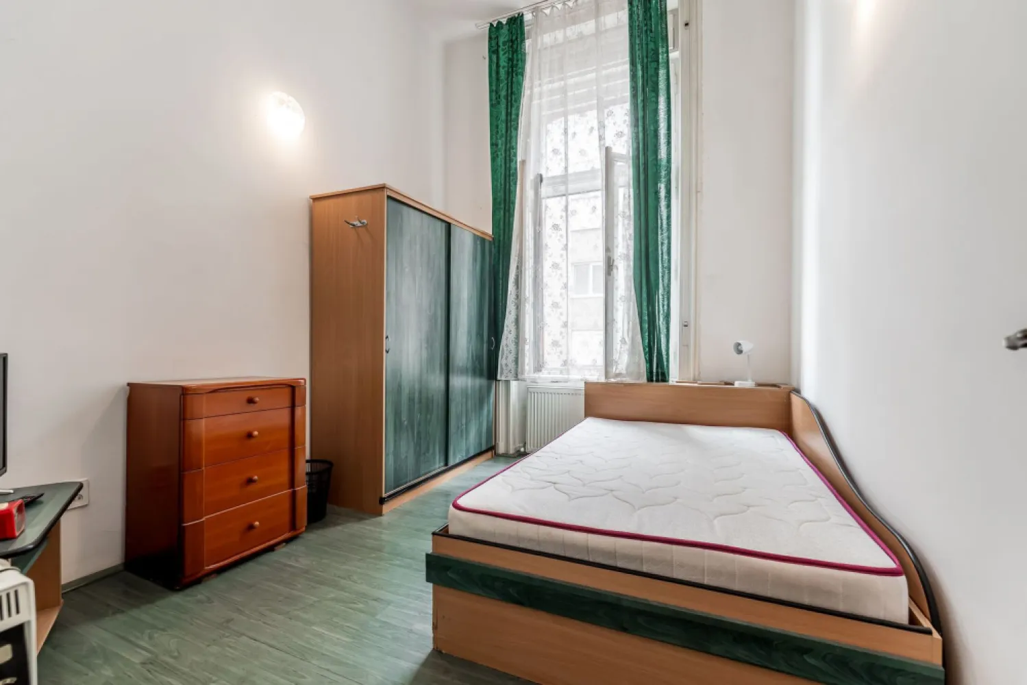 Apartament ultracentral cu 3 camere plus un bonus Comision 0 - Comision 0%
Apartament cu 3 camere situat într-una dintre cele mai centrale zone ale Aradului, în Piața Avram Iancu, la colț cu strada Metianu, la doar câțiva pași de Teatru. Locuința este compusă din 3 camere, bucătărie, baie și bonus: încă o a 4 a camera cu acces separat, ideală pentru a fi folosită ca spălătorie, dressing sau spațiu de depozitare.

Datorită poziției ultracentrale și compartimentării practice, proprietatea reprezintă o excelentă oportunitate de investiție, fiind potrivită atât pentru locuit, închiriere în regim clasic sau hotelier, cât și pentru birouri, cabinet, etc. Încălzirea este de la CET, însă există posibilitatea montării unei centrale proprii pe gaz, conducta de gaz fiind în imediata apropiere a apartamentului.

Un apartament compact, bine poziționat și cu un potențial excelent de valorificare.

📞 Pentru detalii și programarea unei vizionări:
Blaga Flavius – 0754467525 Consultant imobiliar acreditat APAIR (Asociația Profesională a Agenților Imobiliari din România)

Nu dispui de toată suma? Te ajutăm noi gratuit! Îți obținem oferte de la 16 bănci.
Ai o proprietate de vânzare în Arad și vrei să știi cât valorează cu adevărat?

Birou: ACASĂ | Agenție imobiliară Arad
Adresă: Bulevardul Decebal 2, Arad 310133