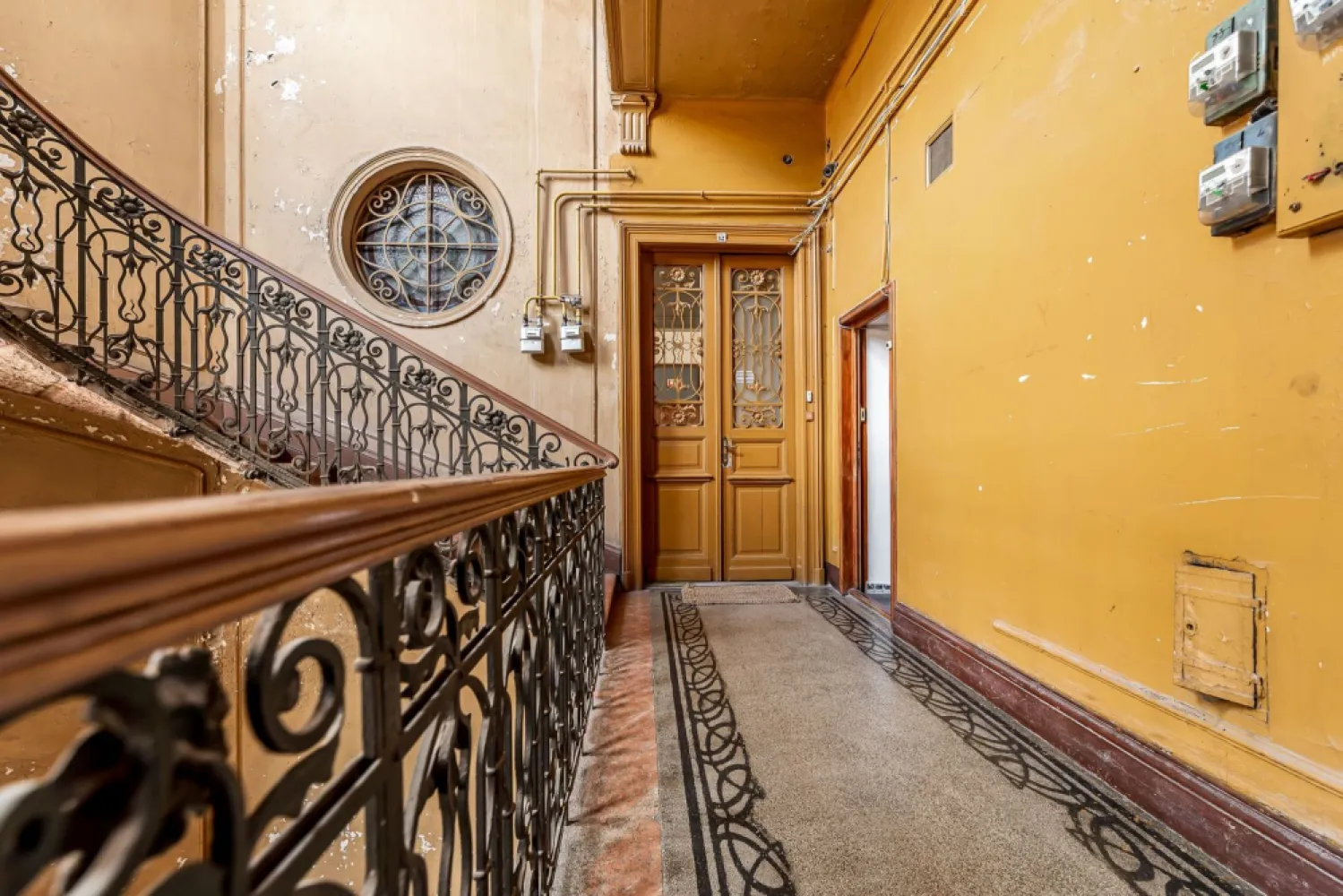 Apartament ultracentral cu 3 camere plus un bonus Comision 0 - Comision 0%
Apartament cu 3 camere situat într-una dintre cele mai centrale zone ale Aradului, în Piața Avram Iancu, la colț cu strada Metianu, la doar câțiva pași de Teatru. Locuința este compusă din 3 camere, bucătărie, baie și bonus: încă o a 4 a camera cu acces separat, ideală pentru a fi folosită ca spălătorie, dressing sau spațiu de depozitare.

Datorită poziției ultracentrale și compartimentării practice, proprietatea reprezintă o excelentă oportunitate de investiție, fiind potrivită atât pentru locuit, închiriere în regim clasic sau hotelier, cât și pentru birouri, cabinet, etc. Încălzirea este de la CET, însă există posibilitatea montării unei centrale proprii pe gaz, conducta de gaz fiind în imediata apropiere a apartamentului.

Un apartament compact, bine poziționat și cu un potențial excelent de valorificare.

📞 Pentru detalii și programarea unei vizionări:
Blaga Flavius – 0754467525 Consultant imobiliar acreditat APAIR (Asociația Profesională a Agenților Imobiliari din România)

Nu dispui de toată suma? Te ajutăm noi gratuit! Îți obținem oferte de la 16 bănci.
Ai o proprietate de vânzare în Arad și vrei să știi cât valorează cu adevărat?

Birou: ACASĂ | Agenție imobiliară Arad
Adresă: Bulevardul Decebal 2, Arad 310133