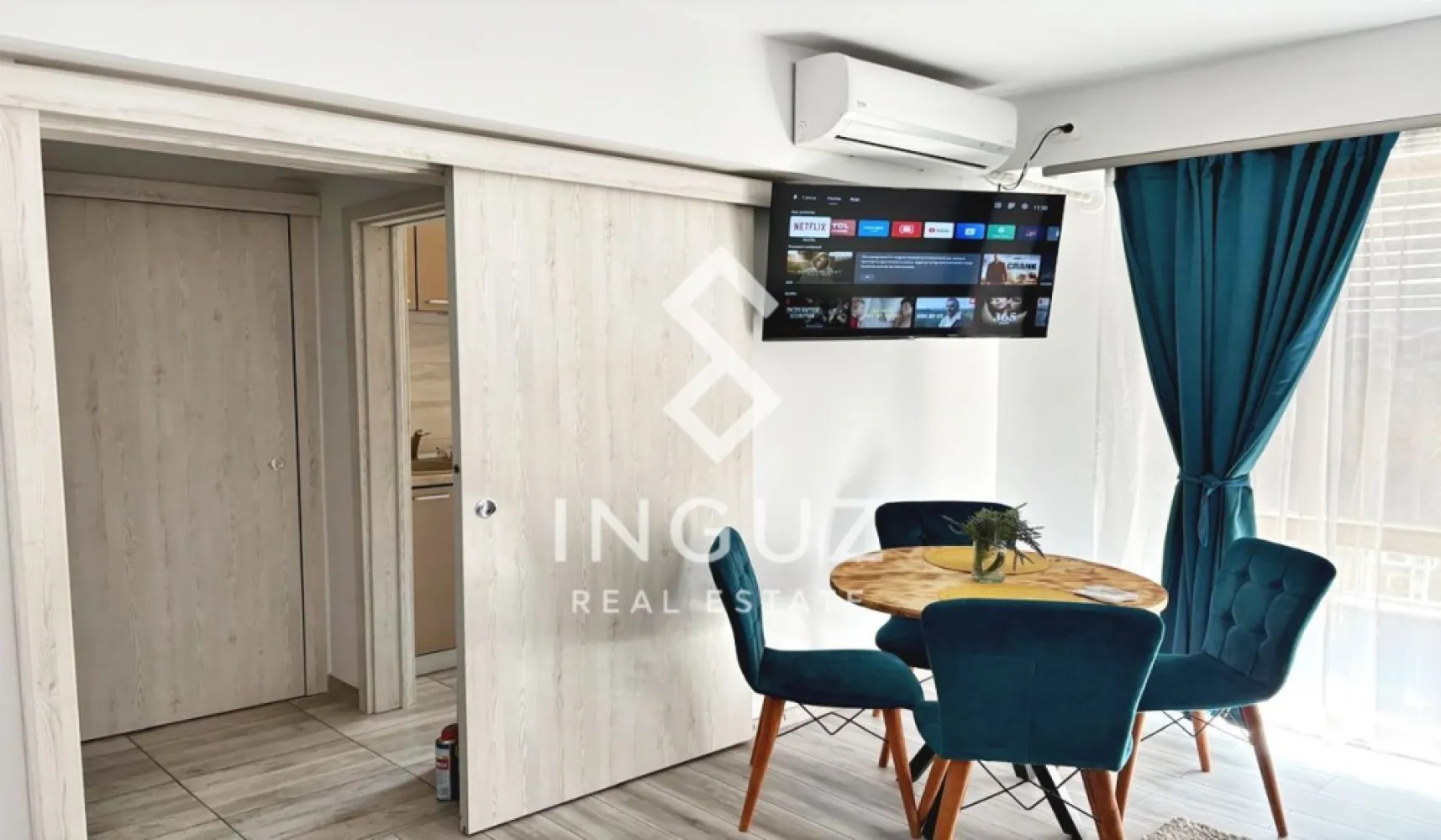 Apartament 2 camere de închiriat – Calea Victoriei (Ultracentral) - Apartament 2 camere de închiriat – Calea Victoriei (Ultracentral)

Preț: 700 € / lună
Locație: București – Calea Victoriei, lângă Capșa

Specificații:
Suprafață utilă: 42 mp
Număr camere: 2
Compartimentare: Semidecomandat
Etaj: 3
An construcție: înainte de 1977
Stare: Lux / Modern

Descriere:
Inguz Real Estate vă propune spre închiriere un apartament de 2 camere, situat într-una dintre cele mai exclusiviste zone din București – Calea Victoriei, în imediata apropiere de Capșa.

Apartamentul este amenajat la standarde premium, cu design modern și finisaje de înaltă calitate, oferind un spațiu elegant și confortabil, ideal pentru locuire în centrul orașului.

Este complet mobilat și utilat, beneficiind de mobilier modern, electrocasnice de calitate și un ambient rafinat, potrivit pentru cei care apreciază stilul urban și poziționarea ultracentrală.

Compartimentarea semidecomandată optimizează spațiul, iar poziționarea la etajul 3 oferă un echilibru ideal între accesibilitate și confort.

Locația este un punct forte major – pe Calea Victoriei, la câțiva pași de restaurante exclusiviste, cafenele, hoteluri de lux, centre culturale și principalele puncte de interes ale orașului, cu acces rapid la transport în comun.

Ideal pentru profesioniști, expați sau persoane care își doresc un stil de viață premium în inima Bucureștiului.

Comision agenție: 50% din prima lună de chirie