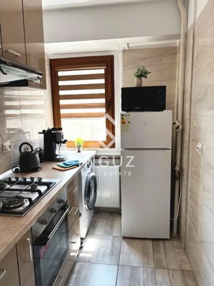 Apartament 2 camere de închiriat – Calea Victoriei (Ultracentral) - Apartament 2 camere de închiriat – Calea Victoriei (Ultracentral)

Preț: 700 € / lună
Locație: București – Calea Victoriei, lângă Capșa

Specificații:
Suprafață utilă: 42 mp
Număr camere: 2
Compartimentare: Semidecomandat
Etaj: 3
An construcție: înainte de 1977
Stare: Lux / Modern

Descriere:
Inguz Real Estate vă propune spre închiriere un apartament de 2 camere, situat într-una dintre cele mai exclusiviste zone din București – Calea Victoriei, în imediata apropiere de Capșa.

Apartamentul este amenajat la standarde premium, cu design modern și finisaje de înaltă calitate, oferind un spațiu elegant și confortabil, ideal pentru locuire în centrul orașului.

Este complet mobilat și utilat, beneficiind de mobilier modern, electrocasnice de calitate și un ambient rafinat, potrivit pentru cei care apreciază stilul urban și poziționarea ultracentrală.

Compartimentarea semidecomandată optimizează spațiul, iar poziționarea la etajul 3 oferă un echilibru ideal între accesibilitate și confort.

Locația este un punct forte major – pe Calea Victoriei, la câțiva pași de restaurante exclusiviste, cafenele, hoteluri de lux, centre culturale și principalele puncte de interes ale orașului, cu acces rapid la transport în comun.

Ideal pentru profesioniști, expați sau persoane care își doresc un stil de viață premium în inima Bucureștiului.

Comision agenție: 50% din prima lună de chirie