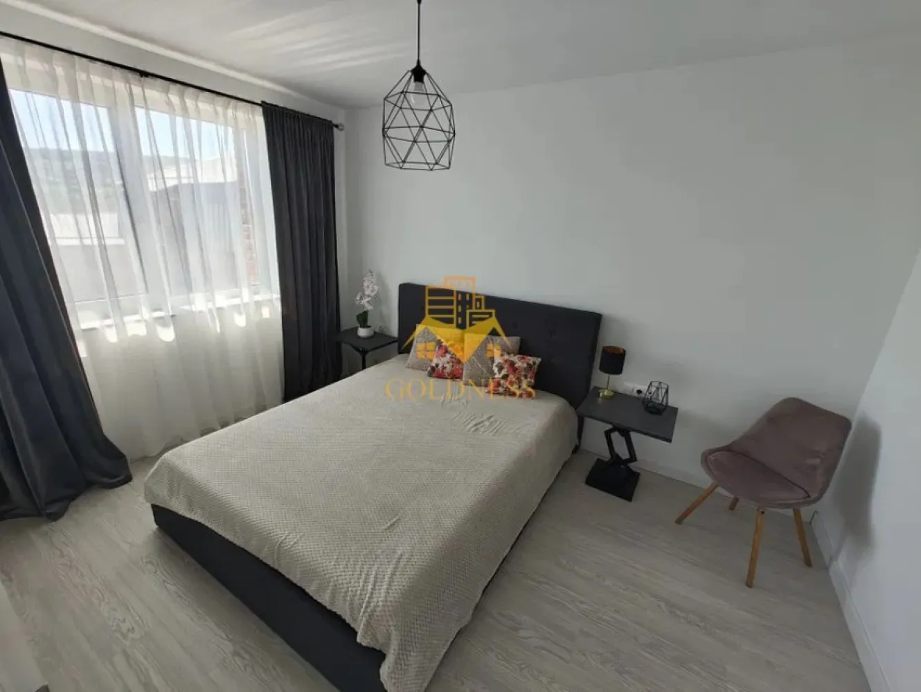 2 camere open space, modern, Valea Chintaului - GOLDNESS Imobiliare vă propune spre închiriere un apartament cu 2 camere, complet mobilat și utilat, la etajul 4 într-un imobil de 4 etaje, în Beta Residence pe Valea Chintaului. Apartamentul este compartimentat astfel:
 - dormitor cu pat matrimonial, dressing, noptiere
 - living cu bucatarie open-space, canapea extensibla, loc de luat masa 
 - baie cu cabina de dus, calorifer port prosop inox și dulap pentru depozitare.
 - bucătăria complet utilată. 
 - balcon de 4 mp
 
Imobilul este dotat cu toate cele necesare- centrală proprie, mașină de spălat haine, frigider, plită electrică, hotă, TV, etc. 

Se află în apropierea stațiilor de transport în comun, magazine, restaurante, spații verzi, farmacii, etc. 
Dispune de parcare subterana inclusa in pret!

Dacă sunteți interesați de acest apartament și doriți să îl vizionați, dar și pentru alte oferte sau detalii nu ezitați să ne contactați telefonic sau prin e-mail - goldnessimobiliare@gmail.com. Vă stăm la dispoziție!