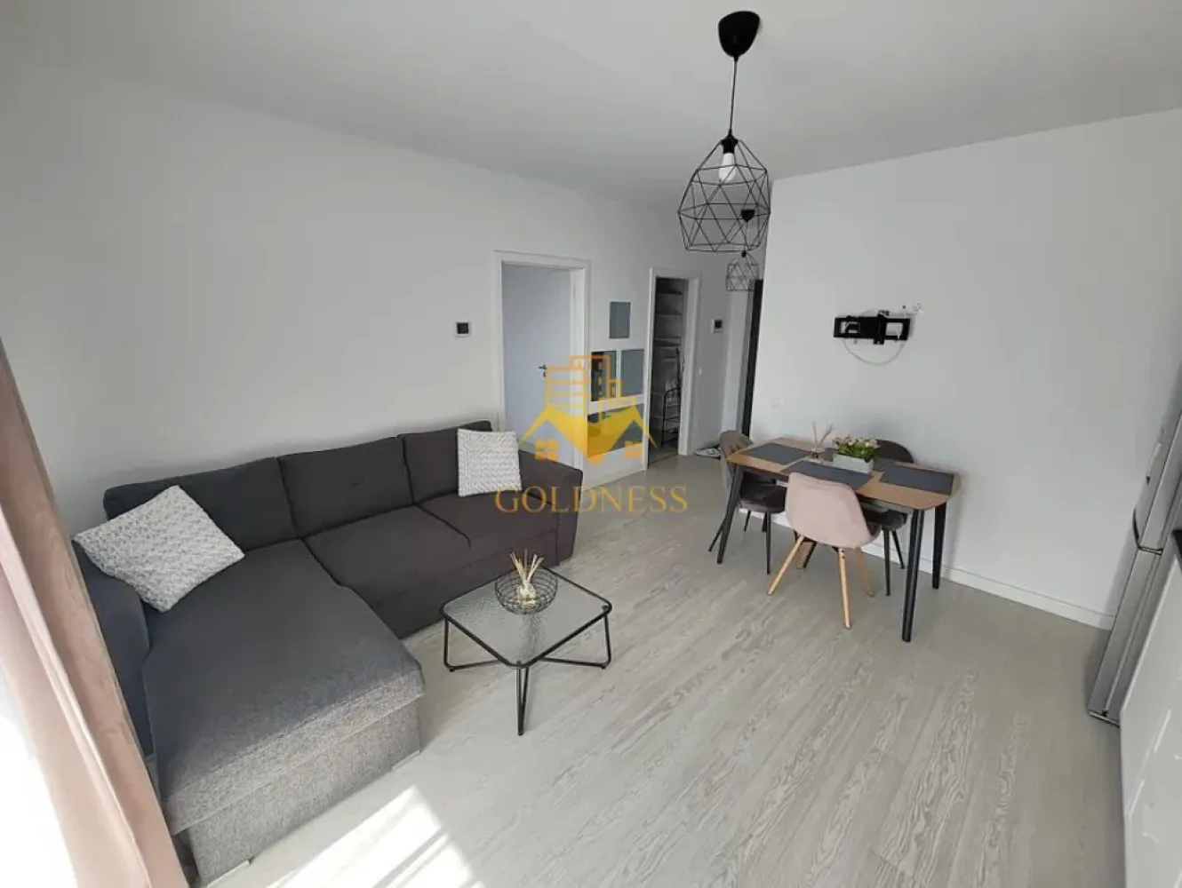 2 camere open space, modern, Valea Chintaului - GOLDNESS Imobiliare vă propune spre închiriere un apartament cu 2 camere, complet mobilat și utilat, la etajul 4 într-un imobil de 4 etaje, în Beta Residence pe Valea Chintaului. Apartamentul este compartimentat astfel:
 - dormitor cu pat matrimonial, dressing, noptiere
 - living cu bucatarie open-space, canapea extensibla, loc de luat masa 
 - baie cu cabina de dus, calorifer port prosop inox și dulap pentru depozitare.
 - bucătăria complet utilată. 
 - balcon de 4 mp
 
Imobilul este dotat cu toate cele necesare- centrală proprie, mașină de spălat haine, frigider, plită electrică, hotă, TV, etc. 

Se află în apropierea stațiilor de transport în comun, magazine, restaurante, spații verzi, farmacii, etc. 
Dispune de parcare subterana inclusa in pret!

Dacă sunteți interesați de acest apartament și doriți să îl vizionați, dar și pentru alte oferte sau detalii nu ezitați să ne contactați telefonic sau prin e-mail - goldnessimobiliare@gmail.com. Vă stăm la dispoziție!