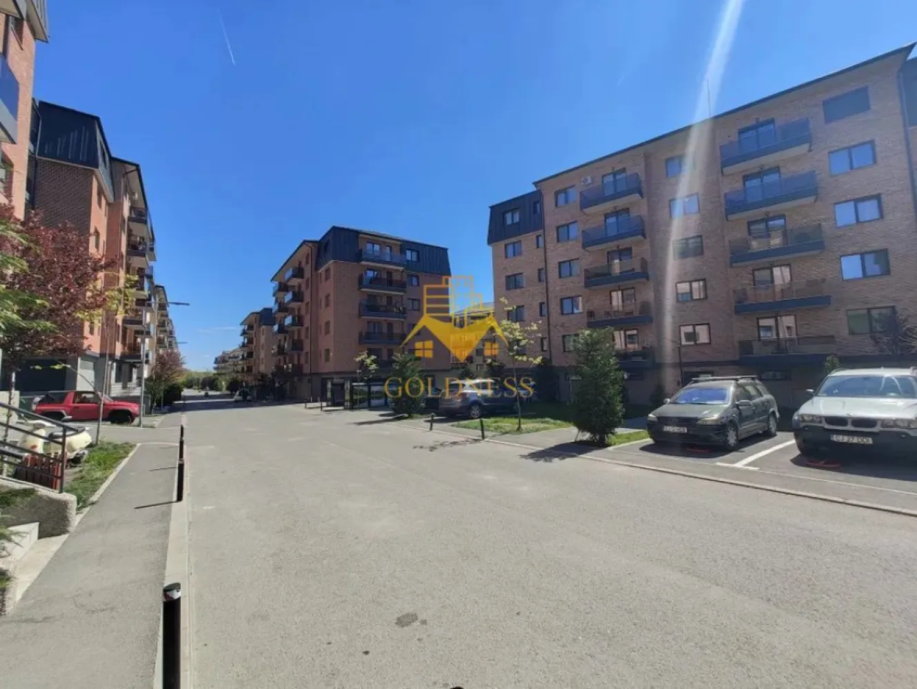2 camere open space, modern, Valea Chintaului - GOLDNESS Imobiliare vă propune spre închiriere un apartament cu 2 camere, complet mobilat și utilat, la etajul 4 într-un imobil de 4 etaje, în Beta Residence pe Valea Chintaului. Apartamentul este compartimentat astfel:
 - dormitor cu pat matrimonial, dressing, noptiere
 - living cu bucatarie open-space, canapea extensibla, loc de luat masa 
 - baie cu cabina de dus, calorifer port prosop inox și dulap pentru depozitare.
 - bucătăria complet utilată. 
 - balcon de 4 mp
 
Imobilul este dotat cu toate cele necesare- centrală proprie, mașină de spălat haine, frigider, plită electrică, hotă, TV, etc. 

Se află în apropierea stațiilor de transport în comun, magazine, restaurante, spații verzi, farmacii, etc. 
Dispune de parcare subterana inclusa in pret!

Dacă sunteți interesați de acest apartament și doriți să îl vizionați, dar și pentru alte oferte sau detalii nu ezitați să ne contactați telefonic sau prin e-mail - goldnessimobiliare@gmail.com. Vă stăm la dispoziție!