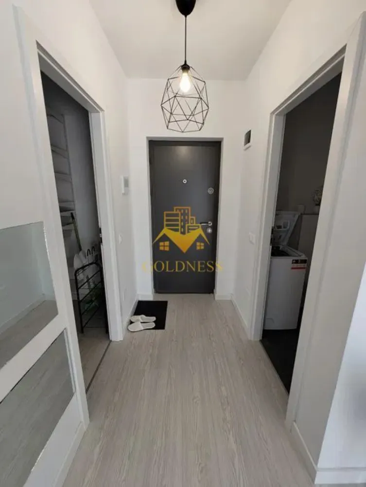 2 camere open space, modern, Valea Chintaului - GOLDNESS Imobiliare vă propune spre închiriere un apartament cu 2 camere, complet mobilat și utilat, la etajul 4 într-un imobil de 4 etaje, în Beta Residence pe Valea Chintaului. Apartamentul este compartimentat astfel:
 - dormitor cu pat matrimonial, dressing, noptiere
 - living cu bucatarie open-space, canapea extensibla, loc de luat masa 
 - baie cu cabina de dus, calorifer port prosop inox și dulap pentru depozitare.
 - bucătăria complet utilată. 
 - balcon de 4 mp
 
Imobilul este dotat cu toate cele necesare- centrală proprie, mașină de spălat haine, frigider, plită electrică, hotă, TV, etc. 

Se află în apropierea stațiilor de transport în comun, magazine, restaurante, spații verzi, farmacii, etc. 
Dispune de parcare subterana inclusa in pret!

Dacă sunteți interesați de acest apartament și doriți să îl vizionați, dar și pentru alte oferte sau detalii nu ezitați să ne contactați telefonic sau prin e-mail - goldnessimobiliare@gmail.com. Vă stăm la dispoziție!