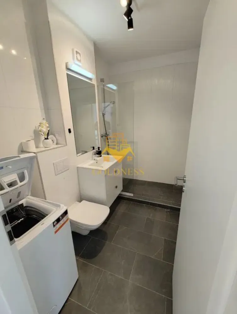 2 camere open space, modern, Valea Chintaului - GOLDNESS Imobiliare vă propune spre închiriere un apartament cu 2 camere, complet mobilat și utilat, la etajul 4 într-un imobil de 4 etaje, în Beta Residence pe Valea Chintaului. Apartamentul este compartimentat astfel:
 - dormitor cu pat matrimonial, dressing, noptiere
 - living cu bucatarie open-space, canapea extensibla, loc de luat masa 
 - baie cu cabina de dus, calorifer port prosop inox și dulap pentru depozitare.
 - bucătăria complet utilată. 
 - balcon de 4 mp
 
Imobilul este dotat cu toate cele necesare- centrală proprie, mașină de spălat haine, frigider, plită electrică, hotă, TV, etc. 

Se află în apropierea stațiilor de transport în comun, magazine, restaurante, spații verzi, farmacii, etc. 
Dispune de parcare subterana inclusa in pret!

Dacă sunteți interesați de acest apartament și doriți să îl vizionați, dar și pentru alte oferte sau detalii nu ezitați să ne contactați telefonic sau prin e-mail - goldnessimobiliare@gmail.com. Vă stăm la dispoziție!