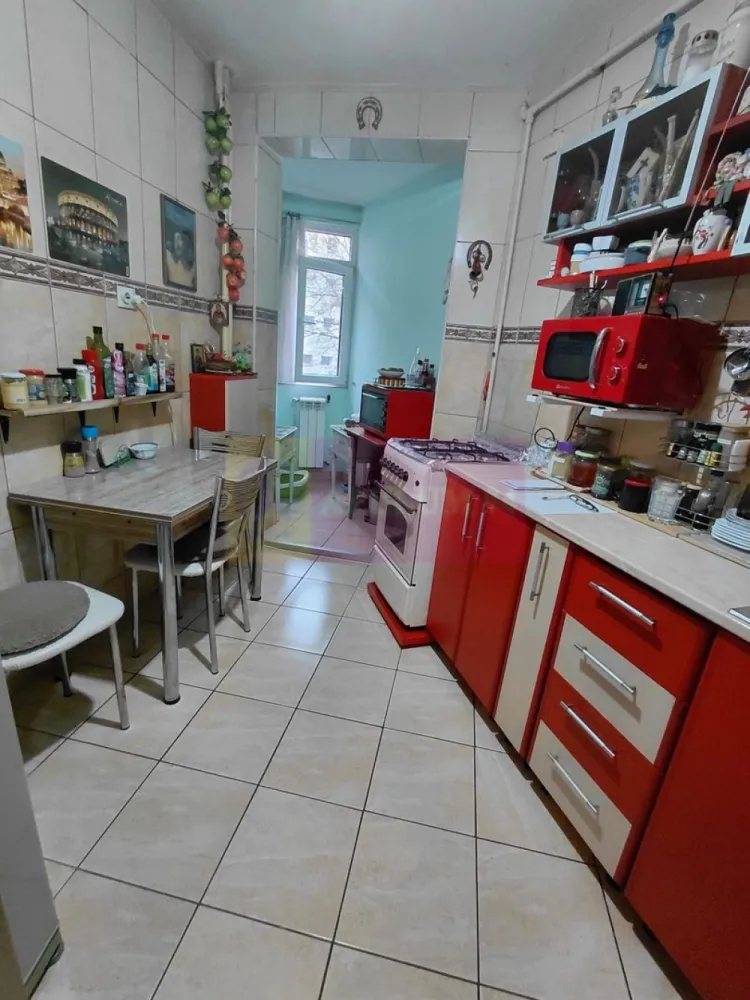 Titan Metrou M1-statia Titan si parc IOR, Bebe Tei - Va oferim spre vanzare un apartament de 2 camere in Titan, langa metrou si parcul IOR, in apropiere de Piata Minis, Lidl, Mega Image, Bebe Tei, la etajul 4/10, curat si bine intretinut, cu balcon spatios si luminos. Scara dispune de 3 lifturi moderne, blocul este anvelopat termic, scara blocului este curata impecabila cu lumina naturala. 
Apartamentul are contorizare separata: gaze, apa, curent electric. Incalzirea este de la RADET.
Dispune de urmatoarele finisaje in buna stare: gresie, faianta, parchet laminat, termopan, balconul inchis in termopan, usa metalica.
Se vinde doar cu banii cash.
Orientare cardinala VEST.
Pentru detalii suplimentare si vizionari contactati Dona Camelia 0733683461