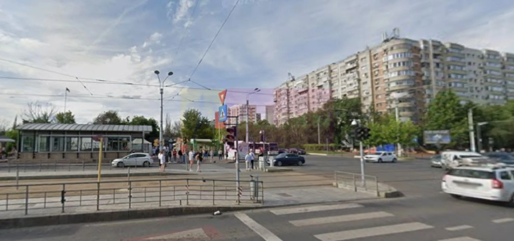 Titan Metrou M1-statia Titan si parc IOR, Bebe Tei - Va oferim spre vanzare un apartament de 2 camere in Titan, langa metrou si parcul IOR, in apropiere de Piata Minis, Lidl, Mega Image, Bebe Tei, la etajul 4/10, curat si bine intretinut, cu balcon spatios si luminos. Scara dispune de 3 lifturi moderne, blocul este anvelopat termic, scara blocului este curata impecabila cu lumina naturala. 
Apartamentul are contorizare separata: gaze, apa, curent electric. Incalzirea este de la RADET.
Dispune de urmatoarele finisaje in buna stare: gresie, faianta, parchet laminat, termopan, balconul inchis in termopan, usa metalica.
Se vinde doar cu banii cash.
Orientare cardinala VEST.
Pentru detalii suplimentare si vizionari contactati Dona Camelia 0733683461