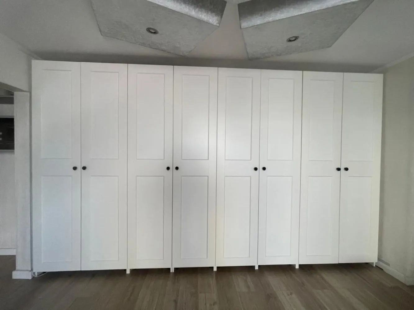 Ap. 3 camere complet mobilat,etaj 2 – Iosia-Pret 119.500 euro neg - Apartament modern cu 3 camere, mobilat și utilat complet – Iosia, str. Grigore Erofte

Vă prezentăm spre vânzare un apartament modern cu 3 camere, in suprafata utila de 65 mp utila, situat la etajul 2 al unui bloc anvelopat termic, în cartierul Iosia, pe strada Grigore Erofte.

Locuința se vinde complet mobilată și utilată, exact ca în fotografii, fiind pregătită pentru mutare imediată. Amenajările interioare sunt moderne și atent realizate, oferind un spațiu confortabil, luminos și funcțional.

Apartamentul este ideal pentru o familie tânără care își dorește liniște, confort și acces facil către principalele puncte de interes din oraș. Zona este apreciată pentru atmosfera sa liniștită și pentru numeroasele facilități din apropiere.

De asemenea, proprietatea reprezintă o excelentă oportunitate de investiție, având în vedere dezvoltarea viitorului Aqua Park ce urmează să fie construit pe amplasamentul fostului Ștrand Iosia, un proiect care poate contribui la creșterea valorii imobilului în timp.

Avantaje:

Apartament cu 3 camere;
Etaj 2;
Bloc anvelopat termic;
Complet mobilat și utilat;
Finisaje moderne;
Disponibil imediat;
Zonă liniștită și bine conectată;
Potrivit atât pentru locuit, cât și pentru investiție.

Dacă sunteți în căutarea unei locuințe în care să vă mutați fără investiții suplimentare sau a unei proprietăți cu potențial excelent de valorificare, acest apartament merită văzut!

Pret: 119.500 euro neg

Contact: Sorin Gligor

Tel: 0731.290.032