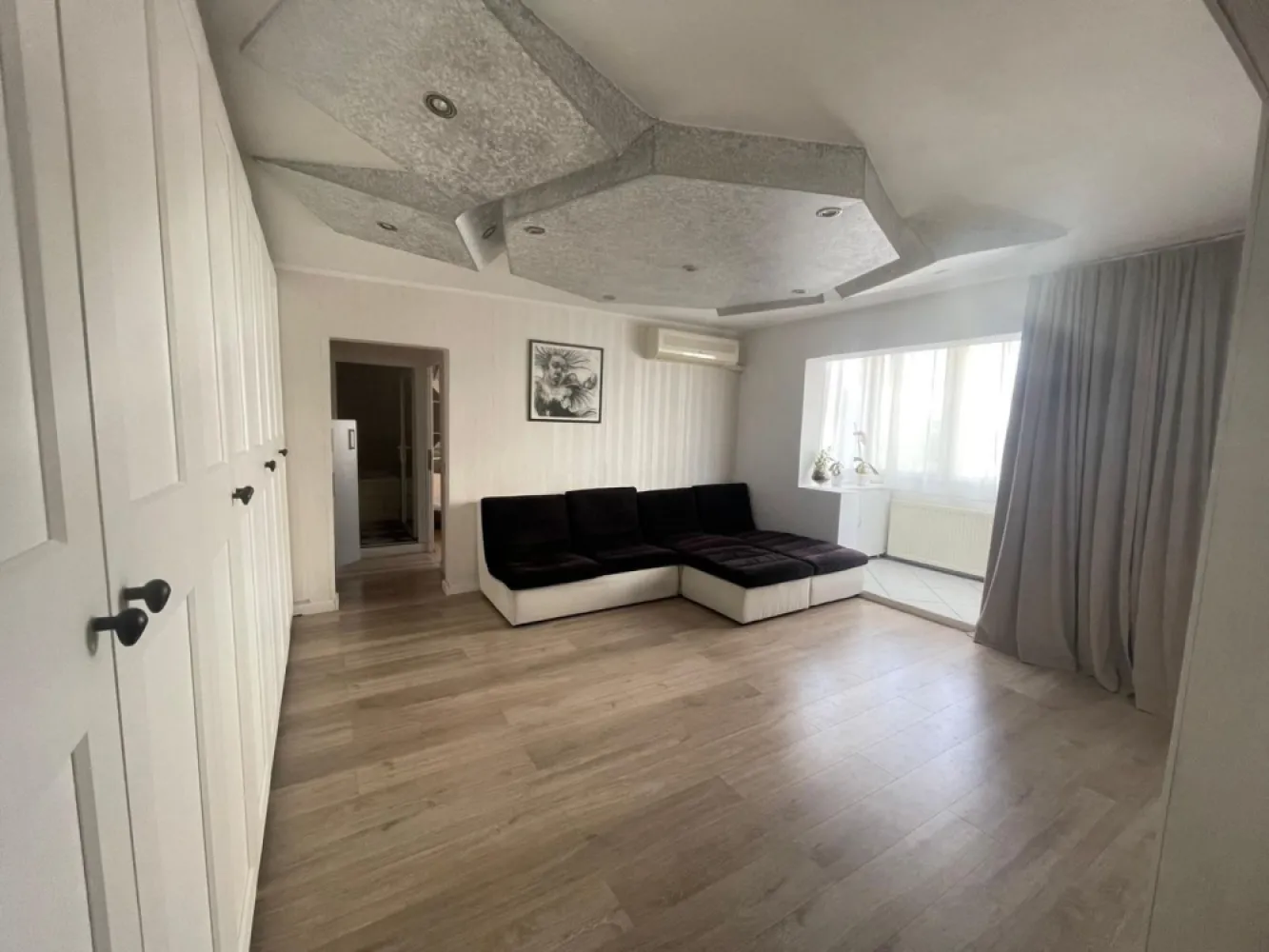 Ap. 3 camere complet mobilat,etaj 2 – Iosia-Pret 119.500 euro neg - Apartament modern cu 3 camere, mobilat și utilat complet – Iosia, str. Grigore Erofte

Vă prezentăm spre vânzare un apartament modern cu 3 camere, in suprafata utila de 65 mp utila, situat la etajul 2 al unui bloc anvelopat termic, în cartierul Iosia, pe strada Grigore Erofte.

Locuința se vinde complet mobilată și utilată, exact ca în fotografii, fiind pregătită pentru mutare imediată. Amenajările interioare sunt moderne și atent realizate, oferind un spațiu confortabil, luminos și funcțional.

Apartamentul este ideal pentru o familie tânără care își dorește liniște, confort și acces facil către principalele puncte de interes din oraș. Zona este apreciată pentru atmosfera sa liniștită și pentru numeroasele facilități din apropiere.

De asemenea, proprietatea reprezintă o excelentă oportunitate de investiție, având în vedere dezvoltarea viitorului Aqua Park ce urmează să fie construit pe amplasamentul fostului Ștrand Iosia, un proiect care poate contribui la creșterea valorii imobilului în timp.

Avantaje:

Apartament cu 3 camere;
Etaj 2;
Bloc anvelopat termic;
Complet mobilat și utilat;
Finisaje moderne;
Disponibil imediat;
Zonă liniștită și bine conectată;
Potrivit atât pentru locuit, cât și pentru investiție.

Dacă sunteți în căutarea unei locuințe în care să vă mutați fără investiții suplimentare sau a unei proprietăți cu potențial excelent de valorificare, acest apartament merită văzut!

Pret: 119.500 euro neg

Contact: Sorin Gligor

Tel: 0731.290.032