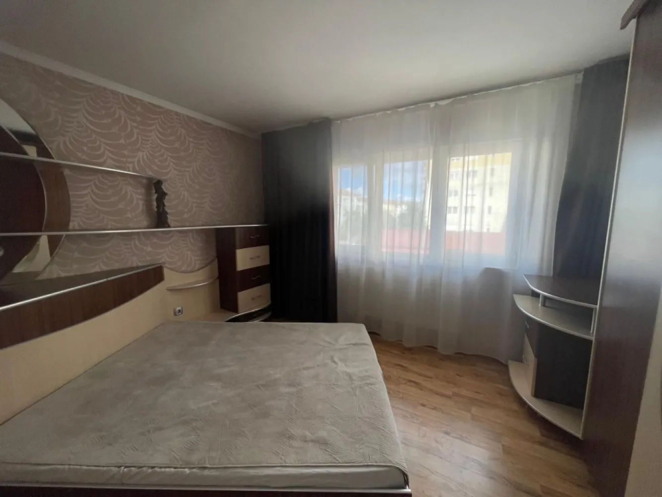 Ap. 3 camere complet mobilat,etaj 2 – Iosia-Pret 119.500 euro neg - Apartament modern cu 3 camere, mobilat și utilat complet – Iosia, str. Grigore Erofte

Vă prezentăm spre vânzare un apartament modern cu 3 camere, in suprafata utila de 65 mp utila, situat la etajul 2 al unui bloc anvelopat termic, în cartierul Iosia, pe strada Grigore Erofte.

Locuința se vinde complet mobilată și utilată, exact ca în fotografii, fiind pregătită pentru mutare imediată. Amenajările interioare sunt moderne și atent realizate, oferind un spațiu confortabil, luminos și funcțional.

Apartamentul este ideal pentru o familie tânără care își dorește liniște, confort și acces facil către principalele puncte de interes din oraș. Zona este apreciată pentru atmosfera sa liniștită și pentru numeroasele facilități din apropiere.

De asemenea, proprietatea reprezintă o excelentă oportunitate de investiție, având în vedere dezvoltarea viitorului Aqua Park ce urmează să fie construit pe amplasamentul fostului Ștrand Iosia, un proiect care poate contribui la creșterea valorii imobilului în timp.

Avantaje:

Apartament cu 3 camere;
Etaj 2;
Bloc anvelopat termic;
Complet mobilat și utilat;
Finisaje moderne;
Disponibil imediat;
Zonă liniștită și bine conectată;
Potrivit atât pentru locuit, cât și pentru investiție.

Dacă sunteți în căutarea unei locuințe în care să vă mutați fără investiții suplimentare sau a unei proprietăți cu potențial excelent de valorificare, acest apartament merită văzut!

Pret: 119.500 euro neg

Contact: Sorin Gligor

Tel: 0731.290.032