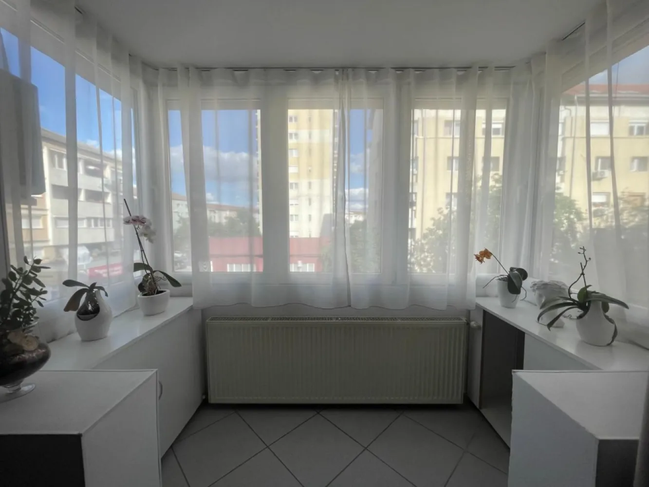 Ap. 3 camere complet mobilat,etaj 2 – Iosia-Pret 119.500 euro neg - Apartament modern cu 3 camere, mobilat și utilat complet – Iosia, str. Grigore Erofte

Vă prezentăm spre vânzare un apartament modern cu 3 camere, in suprafata utila de 65 mp utila, situat la etajul 2 al unui bloc anvelopat termic, în cartierul Iosia, pe strada Grigore Erofte.

Locuința se vinde complet mobilată și utilată, exact ca în fotografii, fiind pregătită pentru mutare imediată. Amenajările interioare sunt moderne și atent realizate, oferind un spațiu confortabil, luminos și funcțional.

Apartamentul este ideal pentru o familie tânără care își dorește liniște, confort și acces facil către principalele puncte de interes din oraș. Zona este apreciată pentru atmosfera sa liniștită și pentru numeroasele facilități din apropiere.

De asemenea, proprietatea reprezintă o excelentă oportunitate de investiție, având în vedere dezvoltarea viitorului Aqua Park ce urmează să fie construit pe amplasamentul fostului Ștrand Iosia, un proiect care poate contribui la creșterea valorii imobilului în timp.

Avantaje:

Apartament cu 3 camere;
Etaj 2;
Bloc anvelopat termic;
Complet mobilat și utilat;
Finisaje moderne;
Disponibil imediat;
Zonă liniștită și bine conectată;
Potrivit atât pentru locuit, cât și pentru investiție.

Dacă sunteți în căutarea unei locuințe în care să vă mutați fără investiții suplimentare sau a unei proprietăți cu potențial excelent de valorificare, acest apartament merită văzut!

Pret: 119.500 euro neg

Contact: Sorin Gligor

Tel: 0731.290.032