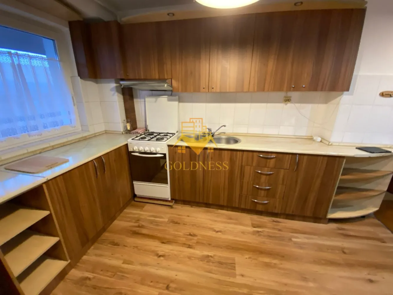 2 camere decomandate, balcon, Marasti, OMV, Iulius Mall, Fsega,Parcare - GOLDNESS Imobiliare vă propune spre închiriere un apartament cu 2 camere complet mobilat și utilat, la etajul 8 într-un imobil de 8 etaje, în Cartierul Marasti .
Loc de parcare inclus!

Se află în apropierea stațiilor de transport în comun, magazine, restaurante, spații verzi, farmacii, etc. 

Apartamentul este compartimentat astfel:
 - dormitor cu pat matrimonial, dulap, 
 - dormitor cu pat matrimonial, dulap, 
 - bucatarie open space complet utilată și mobilată,, loc de servit masa 
 - baie cu cada, calorifer port prosop și dulap pentru depozitare.

Imobilul este dotat cu toate cele necesare- centrală proprie, frigider, aragaz, hotă, mașină de spălat haine, etc. 

Dacă sunteți interesați de acest apartament și doriți să îl vizionați, dar și pentru alte oferte nu ezitați să ne contactați telefonic sau prin e-mail. Vă stăm la dispoziție!
Pentru intermediere se percepe un comision de 50% din prețul chiriei!