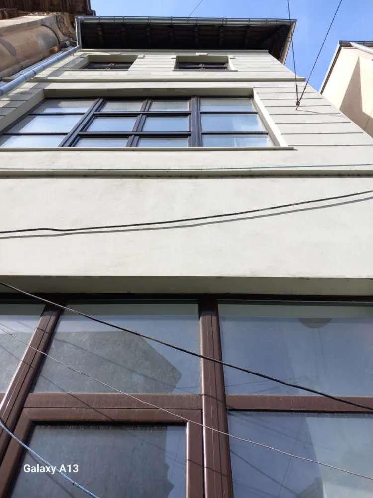 BRASADAS închiriază spatiu comercial RENOVAT Lipscani 120mp. - Agenția BRASADAS închiriază spatiu comercial RENOVAT situat în zona Lipscani, cu centrala termica.
Suprafata la parter este de 60 mp. la parter si 60 mp. la demisol.
Pentru mai multe oferte accesați www.brasadas.com.