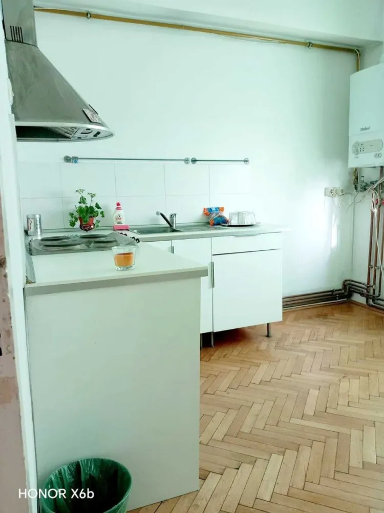 De închiriat apartament Universitate - De închiriat – Apartament 2 camere, Universitate, Str. Batiștei 5

Închirez rapid un apartament de 2 camere (dormitor + living), situat ultracentral, pe strada Batiștei nr. 5, chiar vizavi de fostul Hotel Intercontinental (actualul Grand Hotel Bucharest).

Detalii apartament:

Suprafață: potrivită pentru o persoană sau un cuplu

Etaj: 6 din 9, cu lift

Încălzire: centrală proprie pe gaz

Stare: modest, ne-renovat

Bloc: foarte bine întreținut, cu multe apartamente închiriate în regim hotelier

Întreținere: foarte mică

Avantaje:

 Localizare excelentă: Universitate – Km 0, acces rapid la metrou, autobuze, restaurante, teatre și centre universitare
 Ideal pentru locuit sau pentru cei care doresc să-l transforme în regim hotelier (Permit sa se faca modificari)
 Preț atractiv pentru zona ultracentrală 480e pe luna.

 Contact rapid: 003375*****18 whatsapp 

Dacă vrei să te muți în inima Bucureștiului, nu rata această oportunitate!