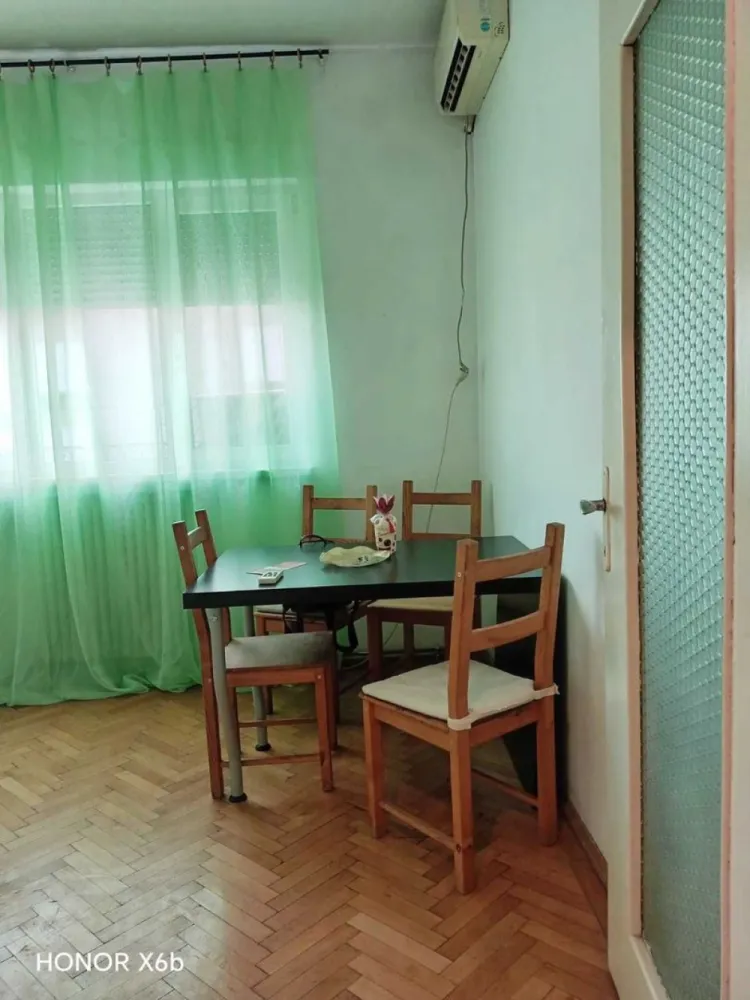 De închiriat apartament Universitate - De închiriat – Apartament 2 camere, Universitate, Str. Batiștei 5

Închirez rapid un apartament de 2 camere (dormitor + living), situat ultracentral, pe strada Batiștei nr. 5, chiar vizavi de fostul Hotel Intercontinental (actualul Grand Hotel Bucharest).

Detalii apartament:

Suprafață: potrivită pentru o persoană sau un cuplu

Etaj: 6 din 9, cu lift

Încălzire: centrală proprie pe gaz

Stare: modest, ne-renovat

Bloc: foarte bine întreținut, cu multe apartamente închiriate în regim hotelier

Întreținere: foarte mică

Avantaje:

 Localizare excelentă: Universitate – Km 0, acces rapid la metrou, autobuze, restaurante, teatre și centre universitare
 Ideal pentru locuit sau pentru cei care doresc să-l transforme în regim hotelier (Permit sa se faca modificari)
 Preț atractiv pentru zona ultracentrală 480e pe luna.

 Contact rapid: 003375*****18 whatsapp 

Dacă vrei să te muți în inima Bucureștiului, nu rata această oportunitate!