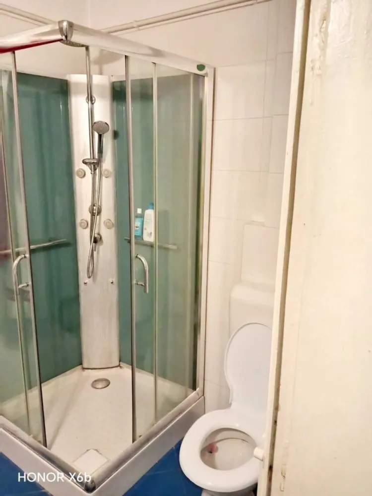 De închiriat apartament Universitate - De închiriat – Apartament 2 camere, Universitate, Str. Batiștei 5

Închirez rapid un apartament de 2 camere (dormitor + living), situat ultracentral, pe strada Batiștei nr. 5, chiar vizavi de fostul Hotel Intercontinental (actualul Grand Hotel Bucharest).

Detalii apartament:

Suprafață: potrivită pentru o persoană sau un cuplu

Etaj: 6 din 9, cu lift

Încălzire: centrală proprie pe gaz

Stare: modest, ne-renovat

Bloc: foarte bine întreținut, cu multe apartamente închiriate în regim hotelier

Întreținere: foarte mică

Avantaje:

 Localizare excelentă: Universitate – Km 0, acces rapid la metrou, autobuze, restaurante, teatre și centre universitare
 Ideal pentru locuit sau pentru cei care doresc să-l transforme în regim hotelier (Permit sa se faca modificari)
 Preț atractiv pentru zona ultracentrală 480e pe luna.

 Contact rapid: 003375*****18 whatsapp 

Dacă vrei să te muți în inima Bucureștiului, nu rata această oportunitate!