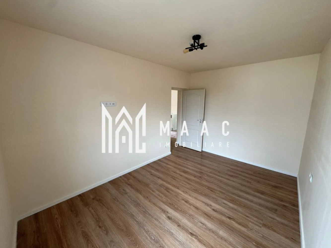 Casa 3 Camere | 70MPU | Loc de parcare | Tocile - MAAC Imobiliare vă propune spre vânzare o casa moderna , finalizata în anul 2024, situata într-o zonă liniștită din Tocile, la câteva minute de Sibiu. 

Detalii proprietate:
• Suprafață utilă: 70mpu
• Compartimentare: 3 camere decomandate
• Parcare în fața imobilului

Detalii tehnice:
• Structură din cărămidă Porotherm
• Ciment Holcim și materiale de calitate
• Izolație exterioară de 10 cm
• Ferestre termopan cu 7 camere și 2 foi de sticlă
• Predare la cheie

Pentru mai multe detalii sau pentru programarea unei vizionări, vă rugăm să ne contactați și să menționați ID-ul proprietății: CP279727.