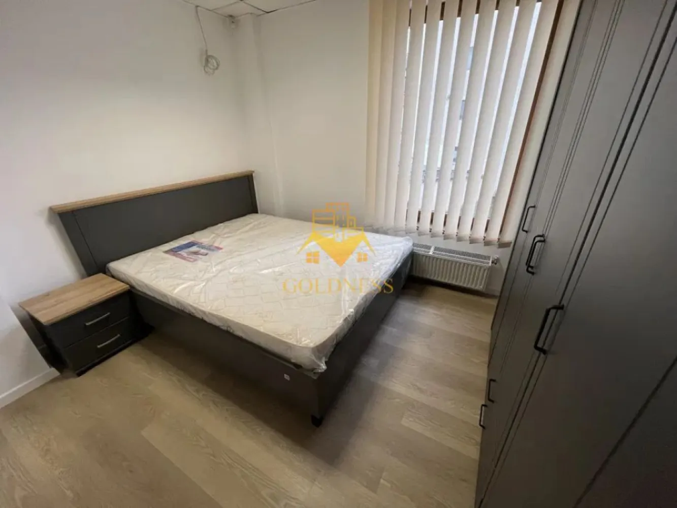 2 camere,parcare,bloc nou,Iris,Petfriendly,Petrom,Parcul Ferovialilor - GOLDNESS Imobiliare vă propune spre închiriere un apartament cu 2 camere complet mobilat și utilat, la etajul 1 într-un imobil de 3 etaje, în Cartierul Iris.
Dispune de loc de parcare!
Se află în apropierea stațiilor de transport în comun, magazine, restaurante, spații verzi, farmacii, etc.

Apartamentul este compartimentat astfel:
- dormitor cu pat matrimonial, dressing, noptiere
- living cu bucatarie open space complet utilată și mobilată, canapea extensibilă, loc de servit masa
- baie cu cabina de dus, calorifer port prosop și dulap pentru depozitare.
Imobilul este dotat cu toate cele necesare- centrală proprie, frigider, aragaz, hotă, mașină de spălat haine, etc.

Dacă sunteți interesați de acest apartament și doriți să îl vizionați, dar și pentru alte oferte nu ezitați să ne contactați telefonic sau prin e-mail. Vă stăm la dispoziție!
Pentru intermediere se percepe un comision de 75% din prețul chiriei!