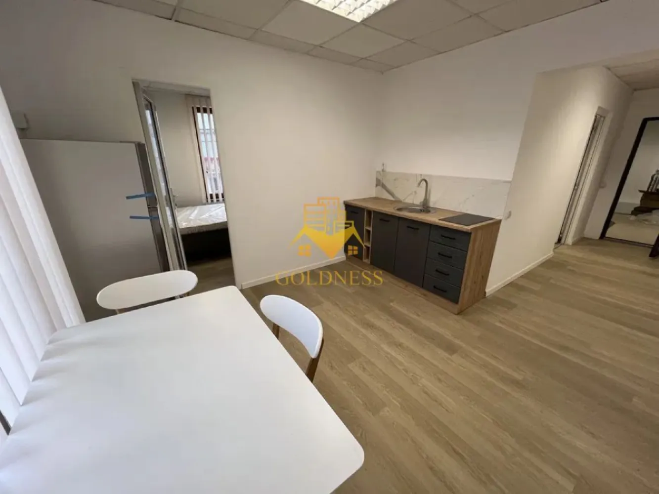 2 camere,parcare,bloc nou,Iris,Petfriendly,Petrom,Parcul Ferovialilor - GOLDNESS Imobiliare vă propune spre închiriere un apartament cu 2 camere complet mobilat și utilat, la etajul 1 într-un imobil de 3 etaje, în Cartierul Iris.
Dispune de loc de parcare!
Se află în apropierea stațiilor de transport în comun, magazine, restaurante, spații verzi, farmacii, etc.

Apartamentul este compartimentat astfel:
- dormitor cu pat matrimonial, dressing, noptiere
- living cu bucatarie open space complet utilată și mobilată, canapea extensibilă, loc de servit masa
- baie cu cabina de dus, calorifer port prosop și dulap pentru depozitare.
Imobilul este dotat cu toate cele necesare- centrală proprie, frigider, aragaz, hotă, mașină de spălat haine, etc.

Dacă sunteți interesați de acest apartament și doriți să îl vizionați, dar și pentru alte oferte nu ezitați să ne contactați telefonic sau prin e-mail. Vă stăm la dispoziție!
Pentru intermediere se percepe un comision de 75% din prețul chiriei!
