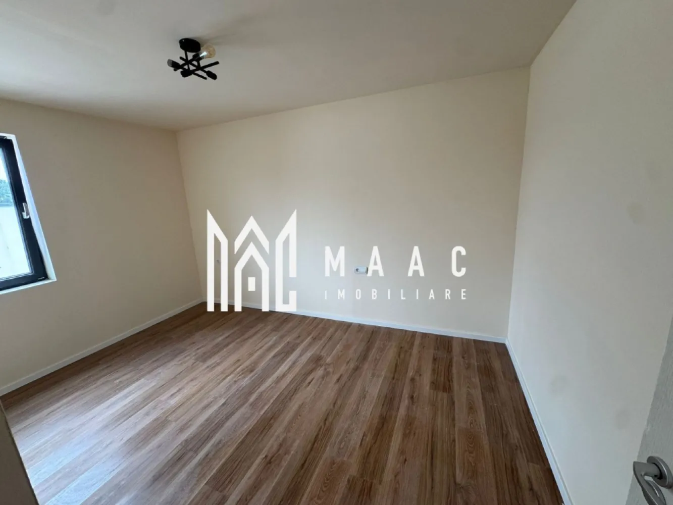 Casa 3 Camere | 70MPU | Loc de parcare | Tocile - MAAC Imobiliare vă propune spre vânzare o casa moderna , finalizata în anul 2024, situata într-o zonă liniștită din Tocile, la câteva minute de Sibiu. 

Detalii proprietate:
• Suprafață utilă: 70mpu
• Compartimentare: 3 camere decomandate
• Parcare în fața imobilului

Detalii tehnice:
• Structură din cărămidă Porotherm
• Ciment Holcim și materiale de calitate
• Izolație exterioară de 10 cm
• Ferestre termopan cu 7 camere și 2 foi de sticlă
• Predare la cheie

Pentru mai multe detalii sau pentru programarea unei vizionări, vă rugăm să ne contactați și să menționați ID-ul proprietății: CP279727.