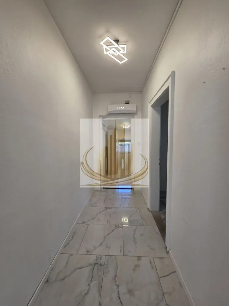 Apartament la Casă, Curte Privată, Bucătărie de Vară, Renovat, Lipovei - Grand Mobilis Imobiliare vă propune spre vânzare un apartament deosebit, situat la casă, în zona Lipovei – o locație apreciată pentru liniște și acces rapid către oraș.

Această proprietate oferă avantajele unei case la preț de apartament, fiind ideală pentru cei care își doresc intimitate, spațiu verde și confort.

📐 Detalii proprietate:
Suprafață utilă: 41,55 mp
Compartimentare:
Antreu – 4,36 mp
Baie – 2,03 mp
Hol – 4,87 mp
Bucatarie – 9,93 mp
Cameră – 20,36 mp
🌿 Avantaje care fac diferența:
Curte proprie îngrădită (nu este inscrisa in CF) + acces la curte comună
Bucătărie de vară, dotată cu toate utilitățile (apă, gaz, curent, canalizare)
Spațiu ideal pentru relaxare sau activități în aer liber
Parcare în fața imobilului
🏢 Dotări și stare:
Apartament complet renovat, se prezintă într-o stare foarte bună
Aer condiționat inverter (18.000 BTU) – eficient pentru încălzire și răcire
Boiler electric Ariston (65L) pentru apă caldă
Izolație fonică (12 cm) – confort sporit
Geamuri termopan + rulouri electrice
Parchet stratificat
Gaz disponibil la ușă (posibilitate de racordare)

👉 Încălzirea este realizată prin sistem electric (aer condiționat inverter), o soluție eficientă pentru această suprafață. Exista si posibilitatea de montare a unei centrale proprii.

📍 Locație – marele avantaj:
Zonă foarte bine poziționată, cu acces rapid către oraș
La doar câteva minute de Iulius Town
În apropiere: magazine, farmacii, benzinării, sala de sport, centre comerciale
Stație de transport în comun la ~300 m
Acces facil către principalele artere ale orașului
💼 Potrivit pentru:

✔️ Cupluri sau persoane singure, care își doresc liniște și spațiu propriu
✔️ Investiție, datorită poziției excelente și cererii ridicate din zonă

📞 Pentru mai multe informații și programarea unei vizionări, echipa Grand Mobilis Imobiliare vă stă la dispoziție!
ID Intern: CP3046733