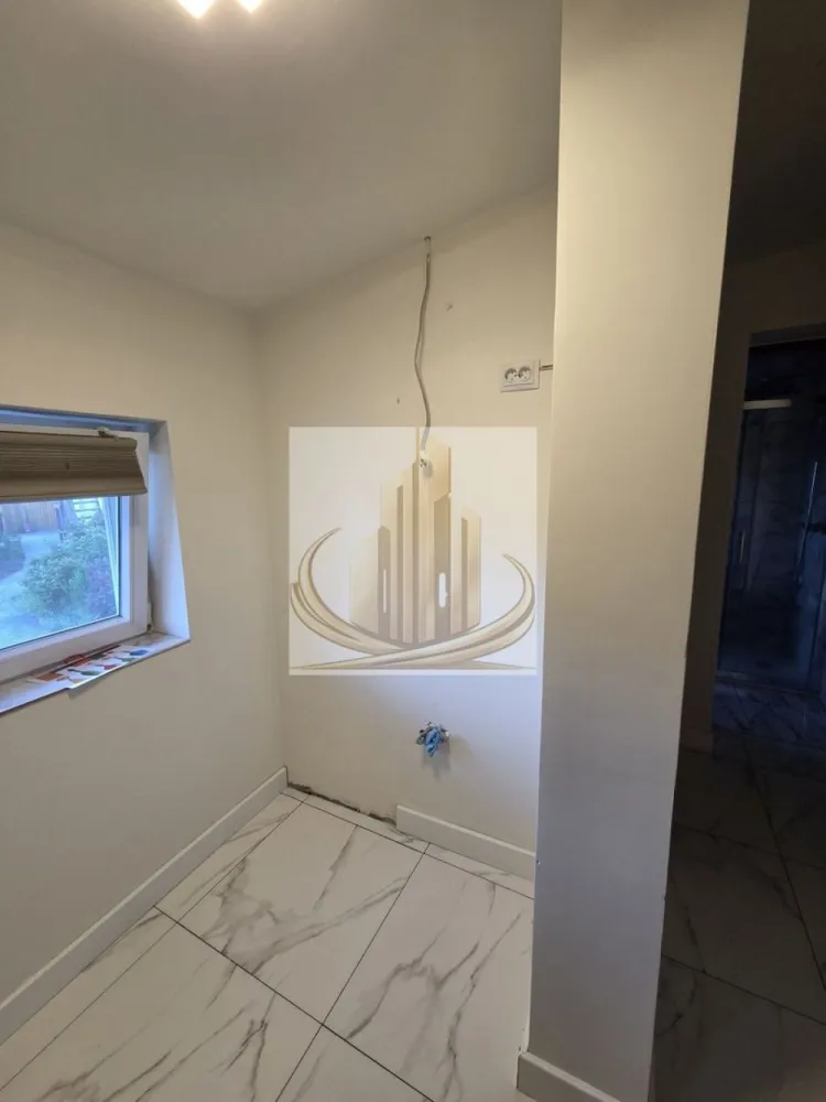 Apartament la Casă, Curte Privată, Bucătărie de Vară, Renovat, Lipovei - Grand Mobilis Imobiliare vă propune spre vânzare un apartament deosebit, situat la casă, în zona Lipovei – o locație apreciată pentru liniște și acces rapid către oraș.

Această proprietate oferă avantajele unei case la preț de apartament, fiind ideală pentru cei care își doresc intimitate, spațiu verde și confort.

📐 Detalii proprietate:
Suprafață utilă: 41,55 mp
Compartimentare:
Antreu – 4,36 mp
Baie – 2,03 mp
Hol – 4,87 mp
Bucatarie – 9,93 mp
Cameră – 20,36 mp
🌿 Avantaje care fac diferența:
Curte proprie îngrădită (nu este inscrisa in CF) + acces la curte comună
Bucătărie de vară, dotată cu toate utilitățile (apă, gaz, curent, canalizare)
Spațiu ideal pentru relaxare sau activități în aer liber
Parcare în fața imobilului
🏢 Dotări și stare:
Apartament complet renovat, se prezintă într-o stare foarte bună
Aer condiționat inverter (18.000 BTU) – eficient pentru încălzire și răcire
Boiler electric Ariston (65L) pentru apă caldă
Izolație fonică (12 cm) – confort sporit
Geamuri termopan + rulouri electrice
Parchet stratificat
Gaz disponibil la ușă (posibilitate de racordare)

👉 Încălzirea este realizată prin sistem electric (aer condiționat inverter), o soluție eficientă pentru această suprafață. Exista si posibilitatea de montare a unei centrale proprii.

📍 Locație – marele avantaj:
Zonă foarte bine poziționată, cu acces rapid către oraș
La doar câteva minute de Iulius Town
În apropiere: magazine, farmacii, benzinării, sala de sport, centre comerciale
Stație de transport în comun la ~300 m
Acces facil către principalele artere ale orașului
💼 Potrivit pentru:

✔️ Cupluri sau persoane singure, care își doresc liniște și spațiu propriu
✔️ Investiție, datorită poziției excelente și cererii ridicate din zonă

📞 Pentru mai multe informații și programarea unei vizionări, echipa Grand Mobilis Imobiliare vă stă la dispoziție!
ID Intern: CP3046733