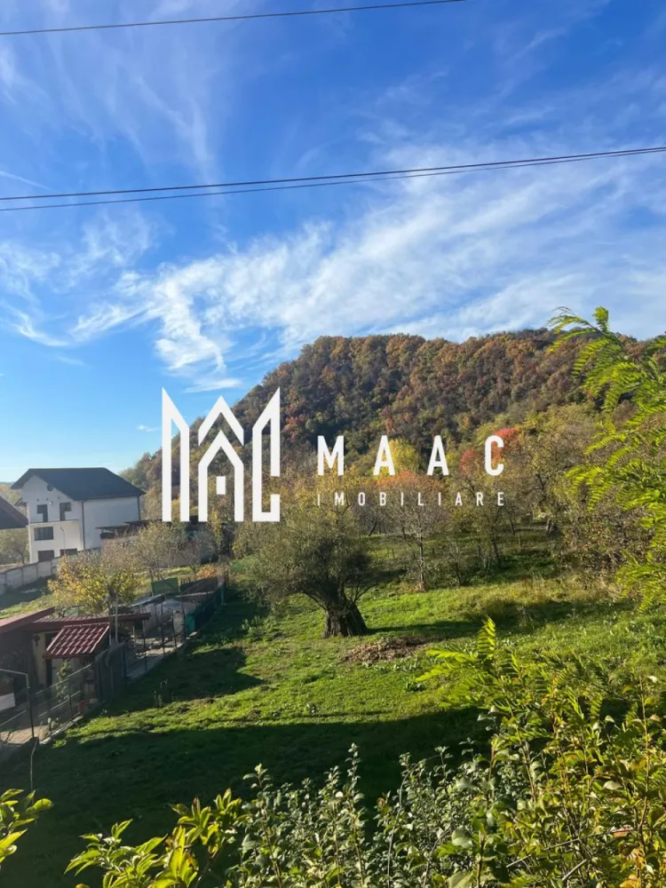 Teren | Vladesti | 1000 MP - MAAC Imobiliare vă propune spre vânzare un teren intravilan situat la intrarea în localitatea Vlădești, pe o stradă laterală, la aproximativ 400 de metri de drumul principal ce duce către Băile Olănești**.

Proprietatea oferă o suprafață totală de 1.000 mp, cu deschidere generoasă de circa 25 metri la drum, fiind potrivită pentru construcția unei case de locuit, a unei vile sau chiar a unei pensiuni.

Caracteristici principale:

* Suprafață totală: 1.000 mp
* Deschidere: aprox. 25 m
* Regim juridic: intravilan
* Teren drept, ușor accesibil
* Se poate parcela în două loturi egale de 500 mp fiecare – ideal pentru două locuințe individuale sau pentru investiție
* Utilități la limita proprietății:

 * Gaz
 * Curent electric
 * Apă
 * Canalizare

Locație:

Terenul este amplasat într-o zonă liniștită și aerisită, cu acces facil către orașul Râmnicu Vâlcea (doar câteva minute de mers cu mașina) și către stațiunea Băile Olănești.
Amplasamentul oferă un echilibru perfect între liniștea de la marginea orașului și proximitatea față de principalele puncte de interes.

O oportunitate excelentă pentru cei care doresc să construiască o locuință modernă într-o zonă verde și liniștită sau pentru investitori care caută terenuri cu potențial de dezvoltare!

Pentru mai multe detalii sau pentru programarea unei vizionări, contactați echipa MAAC Imobiliare si specificati ID: CP2797095 - SP