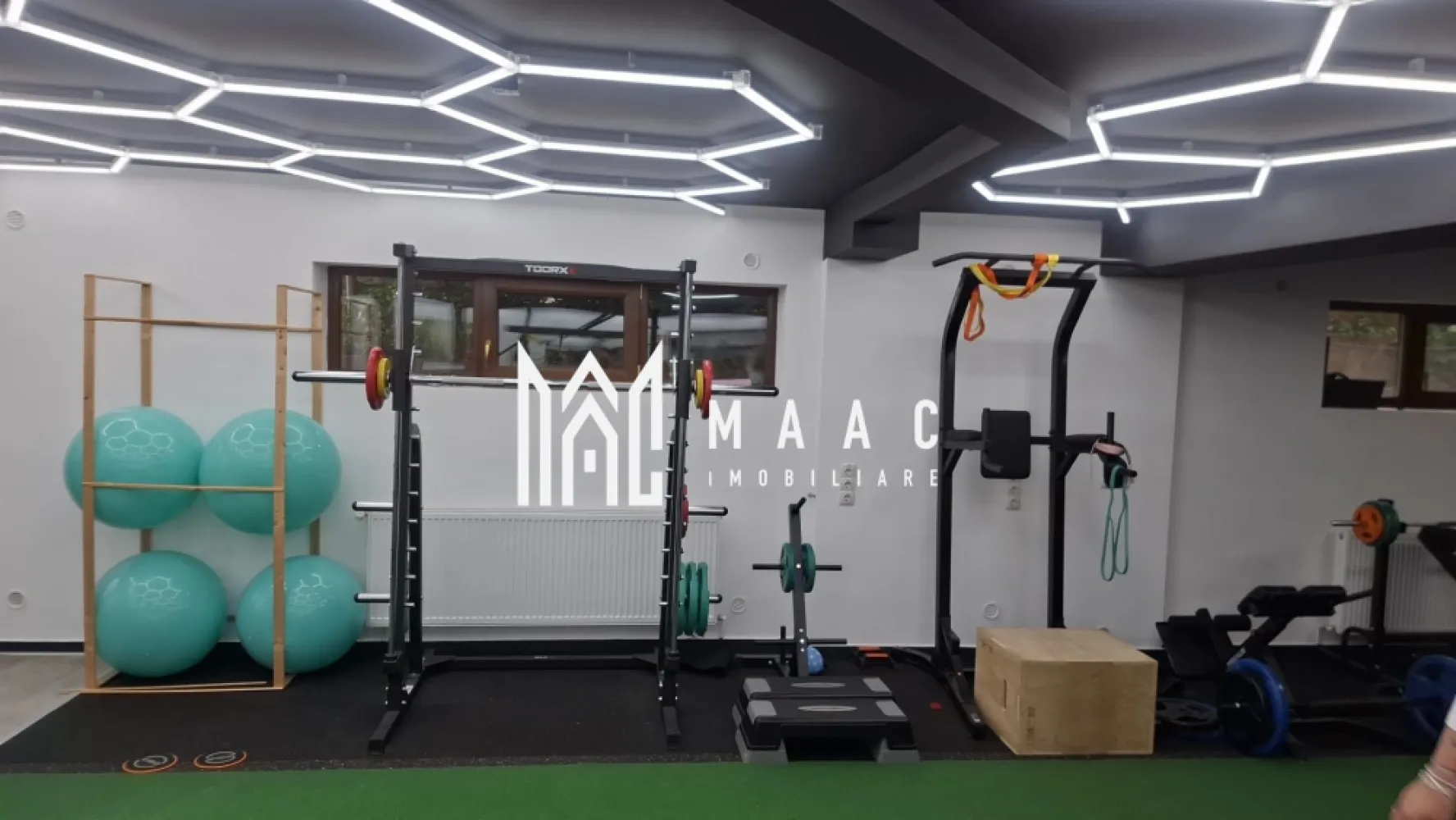 Spațiu Comercial | 92 Mp | Loc de Parcare | Calea Dumbrăvii - MAAC Imobiliare vă propune spre închiriere un spațiu comercial modern, ideal pentru dezvoltarea afacerii dumneavoastră!

 Suprafață utilă: 92 mp
 Compartimentare: open space – flexibil și ușor de adaptat în funcție de activitate
 Dotări: grup sanitar propriu
 Loc de parcare inclus, în parcare proprie cu barieră
 Stare: amenajat, gata pentru utilizare imediată

Spațiul beneficiază de o compartimentare eficientă, oferind un ambient luminos și primitor, potrivit pentru diverse tipuri de activități comerciale sau de servicii (birouri, showroom, salon etc.).

Avantaje:

vizibilitate bună
acces facil
parcare privată securizată
posibilitate personalizare în funcție de necesități

Pentru mai multe detalii sau pentru a programa o vizionare, vă rugăm să ne contactați, specificând ID:CP3046707