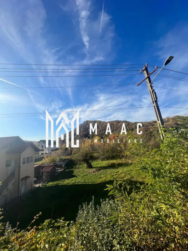 Teren | Vladesti | 1000 MP - MAAC Imobiliare vă propune spre vânzare un teren intravilan situat la intrarea în localitatea Vlădești, pe o stradă laterală, la aproximativ 400 de metri de drumul principal ce duce către Băile Olănești**.

Proprietatea oferă o suprafață totală de 1.000 mp, cu deschidere generoasă de circa 25 metri la drum, fiind potrivită pentru construcția unei case de locuit, a unei vile sau chiar a unei pensiuni.

Caracteristici principale:

* Suprafață totală: 1.000 mp
* Deschidere: aprox. 25 m
* Regim juridic: intravilan
* Teren drept, ușor accesibil
* Se poate parcela în două loturi egale de 500 mp fiecare – ideal pentru două locuințe individuale sau pentru investiție
* Utilități la limita proprietății:

 * Gaz
 * Curent electric
 * Apă
 * Canalizare

Locație:

Terenul este amplasat într-o zonă liniștită și aerisită, cu acces facil către orașul Râmnicu Vâlcea (doar câteva minute de mers cu mașina) și către stațiunea Băile Olănești.
Amplasamentul oferă un echilibru perfect între liniștea de la marginea orașului și proximitatea față de principalele puncte de interes.

O oportunitate excelentă pentru cei care doresc să construiască o locuință modernă într-o zonă verde și liniștită sau pentru investitori care caută terenuri cu potențial de dezvoltare!

Pentru mai multe detalii sau pentru programarea unei vizionări, contactați echipa MAAC Imobiliare si specificati ID: CP2797095 - SP