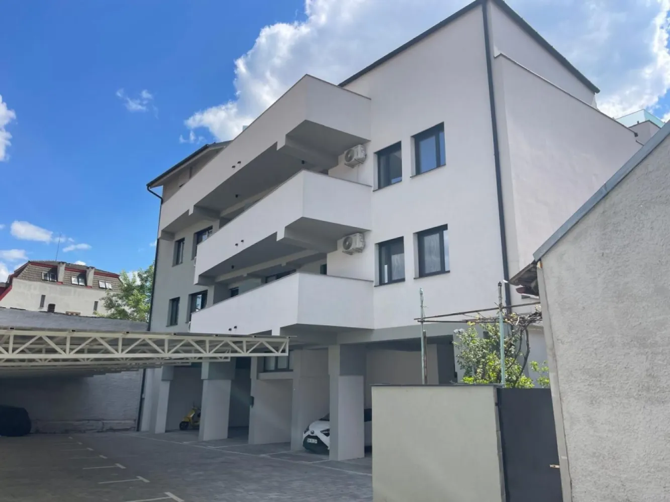 Oază urbană lângă Parcul Brătianu–apartament modern cu terasă spațiosa - ImmoSELL vă propune spre vânzare, în exclusivitate, un apartament elegant situat la etajul 2 al unui imobil boutique nou, amplasat într-una dintre cele mai apreciate zone rezidențiale din Oradea.

Cu o suprafață utilă de 46 mp și o terasă generoasă de 11,9 mp, ideală pentru relaxare, proprietatea îmbină perfect confortul, funcționalitatea și stilul de viață modern.

Compartimentarea este eficient gândită pentru a valorifica fiecare metru pătrat: living luminos, bucătărie separată, dormitor primitor și baie elegantă, prevăzută cu duș și geam pentru ventilație naturală.

Unul dintre cele mai importante avantaje ale acestei proprietăți este localizarea excepțională. Apartamentul este situat într-un bloc boutique, în imediata vecinătate a Parcului I.C. Brătianu, recent modernizat și considerat unul dintre cele mai căutate spații verzi ale orașului. Zona este recunoscută pentru atmosfera sa liniștită, accesul facil către centrul orașului și calitatea ridicată a locuirii, fiind una dintre cele mai exclusiviste și dorite adrese din Oradea.

Proprietatea reprezintă o alegere excelentă atât pentru locuință proprie, cât și pentru investiție, datorită poziționării premium și potențialului ridicat de valorizare.

Preț: 159.000 Euro negociabil

Tel: 0731 290 032