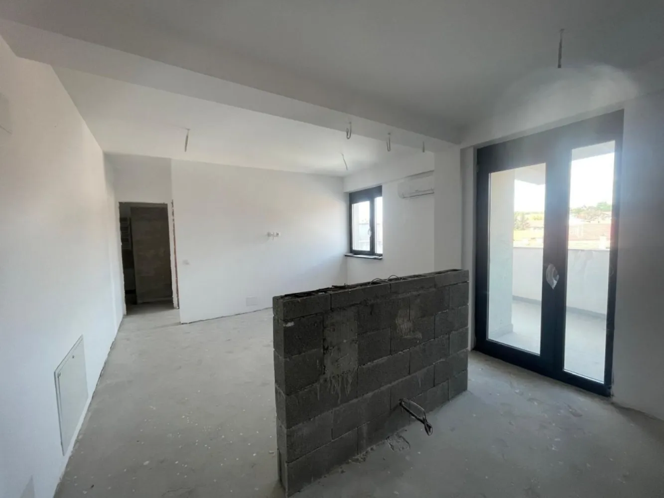 Oază urbană lângă Parcul Brătianu–apartament modern cu terasă spațiosa - ImmoSELL vă propune spre vânzare, în exclusivitate, un apartament elegant situat la etajul 2 al unui imobil boutique nou, amplasat într-una dintre cele mai apreciate zone rezidențiale din Oradea.

Cu o suprafață utilă de 46 mp și o terasă generoasă de 11,9 mp, ideală pentru relaxare, proprietatea îmbină perfect confortul, funcționalitatea și stilul de viață modern.

Compartimentarea este eficient gândită pentru a valorifica fiecare metru pătrat: living luminos, bucătărie separată, dormitor primitor și baie elegantă, prevăzută cu duș și geam pentru ventilație naturală.

Unul dintre cele mai importante avantaje ale acestei proprietăți este localizarea excepțională. Apartamentul este situat într-un bloc boutique, în imediata vecinătate a Parcului I.C. Brătianu, recent modernizat și considerat unul dintre cele mai căutate spații verzi ale orașului. Zona este recunoscută pentru atmosfera sa liniștită, accesul facil către centrul orașului și calitatea ridicată a locuirii, fiind una dintre cele mai exclusiviste și dorite adrese din Oradea.

Proprietatea reprezintă o alegere excelentă atât pentru locuință proprie, cât și pentru investiție, datorită poziționării premium și potențialului ridicat de valorizare.

Preț: 159.000 Euro negociabil

Tel: 0731 290 032