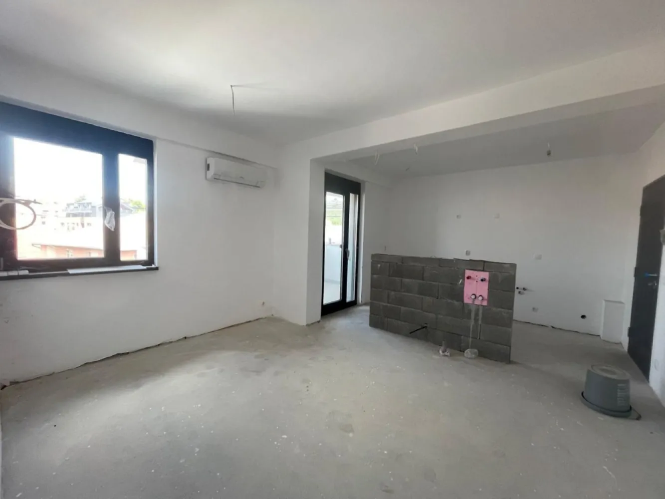 Oază urbană lângă Parcul Brătianu–apartament modern cu terasă spațiosa - ImmoSELL vă propune spre vânzare, în exclusivitate, un apartament elegant situat la etajul 2 al unui imobil boutique nou, amplasat într-una dintre cele mai apreciate zone rezidențiale din Oradea.

Cu o suprafață utilă de 46 mp și o terasă generoasă de 11,9 mp, ideală pentru relaxare, proprietatea îmbină perfect confortul, funcționalitatea și stilul de viață modern.

Compartimentarea este eficient gândită pentru a valorifica fiecare metru pătrat: living luminos, bucătărie separată, dormitor primitor și baie elegantă, prevăzută cu duș și geam pentru ventilație naturală.

Unul dintre cele mai importante avantaje ale acestei proprietăți este localizarea excepțională. Apartamentul este situat într-un bloc boutique, în imediata vecinătate a Parcului I.C. Brătianu, recent modernizat și considerat unul dintre cele mai căutate spații verzi ale orașului. Zona este recunoscută pentru atmosfera sa liniștită, accesul facil către centrul orașului și calitatea ridicată a locuirii, fiind una dintre cele mai exclusiviste și dorite adrese din Oradea.

Proprietatea reprezintă o alegere excelentă atât pentru locuință proprie, cât și pentru investiție, datorită poziționării premium și potențialului ridicat de valorizare.

Preț: 159.000 Euro negociabil

Tel: 0731 290 032