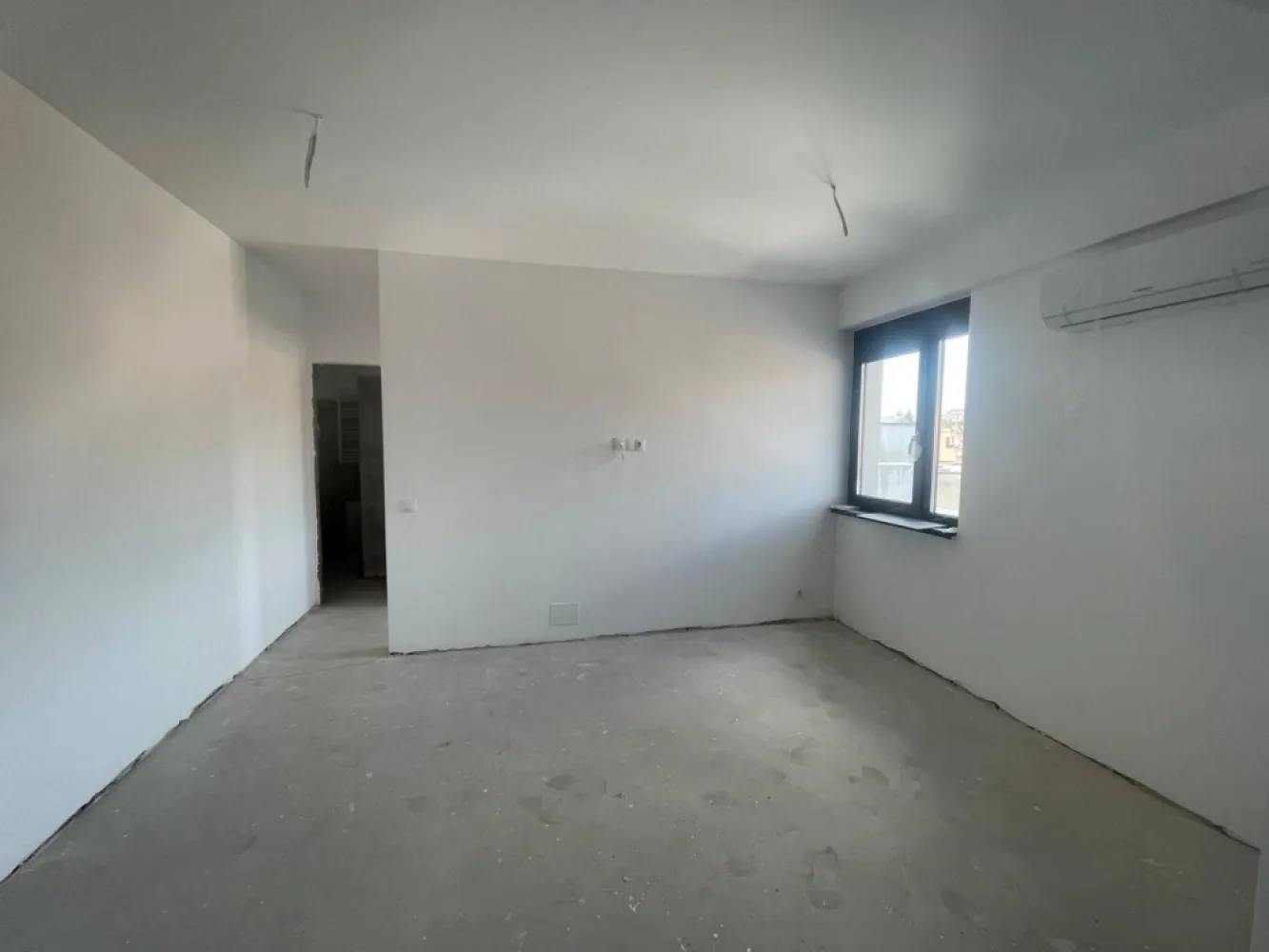 Oază urbană lângă Parcul Brătianu–apartament modern cu terasă spațiosa - ImmoSELL vă propune spre vânzare, în exclusivitate, un apartament elegant situat la etajul 2 al unui imobil boutique nou, amplasat într-una dintre cele mai apreciate zone rezidențiale din Oradea.

Cu o suprafață utilă de 46 mp și o terasă generoasă de 11,9 mp, ideală pentru relaxare, proprietatea îmbină perfect confortul, funcționalitatea și stilul de viață modern.

Compartimentarea este eficient gândită pentru a valorifica fiecare metru pătrat: living luminos, bucătărie separată, dormitor primitor și baie elegantă, prevăzută cu duș și geam pentru ventilație naturală.

Unul dintre cele mai importante avantaje ale acestei proprietăți este localizarea excepțională. Apartamentul este situat într-un bloc boutique, în imediata vecinătate a Parcului I.C. Brătianu, recent modernizat și considerat unul dintre cele mai căutate spații verzi ale orașului. Zona este recunoscută pentru atmosfera sa liniștită, accesul facil către centrul orașului și calitatea ridicată a locuirii, fiind una dintre cele mai exclusiviste și dorite adrese din Oradea.

Proprietatea reprezintă o alegere excelentă atât pentru locuință proprie, cât și pentru investiție, datorită poziționării premium și potențialului ridicat de valorizare.

Preț: 159.000 Euro negociabil

Tel: 0731 290 032