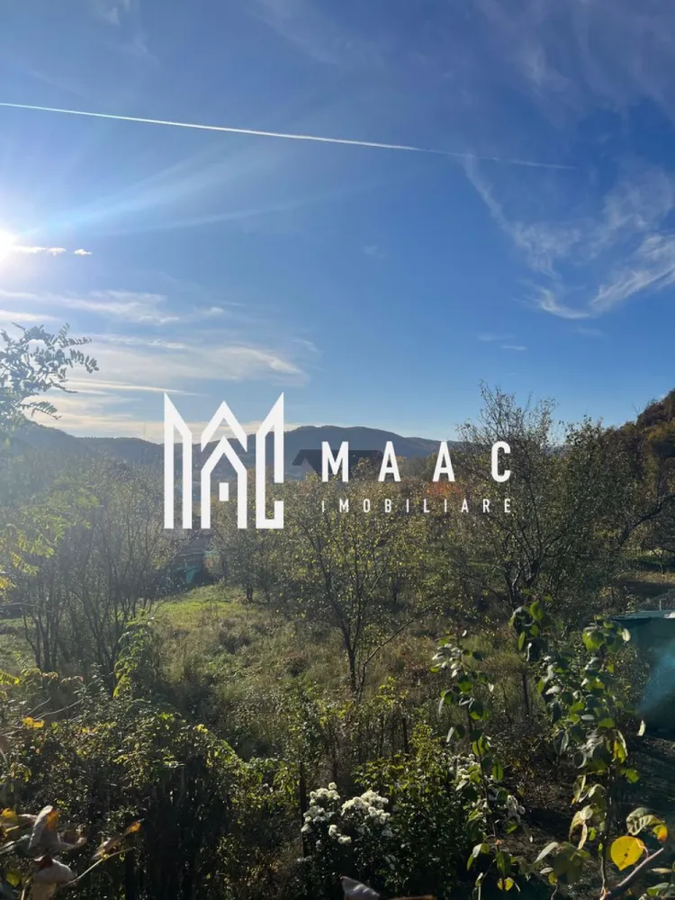 Teren | Vladesti | 1000 MP - MAAC Imobiliare vă propune spre vânzare un teren intravilan situat la intrarea în localitatea Vlădești, pe o stradă laterală, la aproximativ 400 de metri de drumul principal ce duce către Băile Olănești**.

Proprietatea oferă o suprafață totală de 1.000 mp, cu deschidere generoasă de circa 25 metri la drum, fiind potrivită pentru construcția unei case de locuit, a unei vile sau chiar a unei pensiuni.

Caracteristici principale:

* Suprafață totală: 1.000 mp
* Deschidere: aprox. 25 m
* Regim juridic: intravilan
* Teren drept, ușor accesibil
* Se poate parcela în două loturi egale de 500 mp fiecare – ideal pentru două locuințe individuale sau pentru investiție
* Utilități la limita proprietății:

 * Gaz
 * Curent electric
 * Apă
 * Canalizare

Locație:

Terenul este amplasat într-o zonă liniștită și aerisită, cu acces facil către orașul Râmnicu Vâlcea (doar câteva minute de mers cu mașina) și către stațiunea Băile Olănești.
Amplasamentul oferă un echilibru perfect între liniștea de la marginea orașului și proximitatea față de principalele puncte de interes.

O oportunitate excelentă pentru cei care doresc să construiască o locuință modernă într-o zonă verde și liniștită sau pentru investitori care caută terenuri cu potențial de dezvoltare!

Pentru mai multe detalii sau pentru programarea unei vizionări, contactați echipa MAAC Imobiliare si specificati ID: CP2797095 - SP