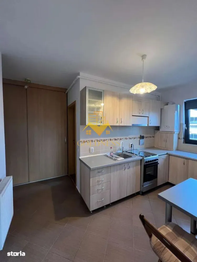 O camera, Borhanci,Parcare subterana, Romul ladea, Profi, AC. - GOLDNESS Imobiliare vă propune spre închiriere un apartament cu o camera complet mobilata și utilata, la etajul 5 într-un imobil de 6 etaje, în Cartierul Borhanci .
Parcare subterana inclusa!
Se află în apropierea stațiilor de transport în comun, magazine, restaurante, spații verzi, farmacii, etc. 

Apartamentul este compartimentat astfel:
 - living cu canapea extensibilă, loc de servit masa, iesire pe balcon, birou
 - bucatarie complet utilată și mobilată,
 - baie cu cada, calorifer port prosop și dulap pentru depozitare.
 -balcon 6 mp.

Imobilul este dotat cu toate cele necesare- centrală proprie, frigider, aragaz, hotă, mașină de spălat haine, etc. 

Dacă sunteți interesați de acest apartament și doriți să îl vizionați, dar și pentru alte oferte nu ezitați să ne contactați telefonic sau prin e-mail. Vă stăm la dispoziție!
Pentru intermediere se percepe un comision de 50% din prețul chiriei!
