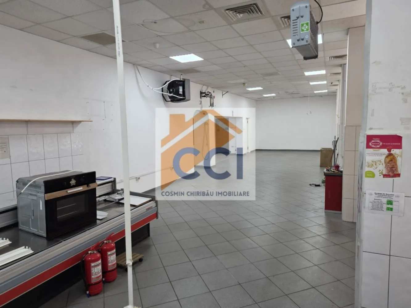 Spatiu comercial in inima cartierului Cornisa - Business-ul tău merită o locație care inspiră succes !
În inima exclusivistă a cartierului Cornișa, vă prezentăm un spațiu comercial cu adevărat special — 230 mp situați la parter, concepuți pentru afaceri care își doresc vizibilitate, eleganță și poziționare strategică.

Un spațiu rafinat, versatil și luminos, ce oferă combinația perfectă între funcționalitate și imagine premium. Datorită amplasării excelente și accesului facil, proprietatea se pretează ideal pentru:
▫️ showroom exclusivist
▫️ clinică medicală / beauty concept
▫️ birouri moderne
▫️ prestări servicii premium
▫️ logistică & depozitare
▫️ activități comerciale și soluții fotovoltaice

Fiecare metru transmite potențial, profesionalism și oportunitatea de a construi un business într-o zonă cu notorietate și dezvoltare continuă.Spatiul beneficiaza de panouri fotovoltaice 15 kw.Suprafata open space la care se adauga birou si spatiu toalete accese prin fata spate si lateral. Totul pregatit pt afacereata sau pt o ulterioara inchiriere.

O proprietate care nu oferă doar spațiu, ci prezență.
O investiție care oferă mai mult decât valoare — oferă perspectivă.