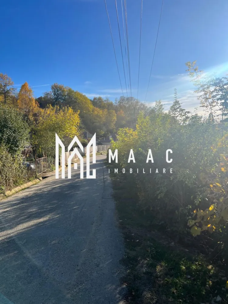 Teren | Vladesti | 1000 MP - MAAC Imobiliare vă propune spre vânzare un teren intravilan situat la intrarea în localitatea Vlădești, pe o stradă laterală, la aproximativ 400 de metri de drumul principal ce duce către Băile Olănești**.

Proprietatea oferă o suprafață totală de 1.000 mp, cu deschidere generoasă de circa 25 metri la drum, fiind potrivită pentru construcția unei case de locuit, a unei vile sau chiar a unei pensiuni.

Caracteristici principale:

* Suprafață totală: 1.000 mp
* Deschidere: aprox. 25 m
* Regim juridic: intravilan
* Teren drept, ușor accesibil
* Se poate parcela în două loturi egale de 500 mp fiecare – ideal pentru două locuințe individuale sau pentru investiție
* Utilități la limita proprietății:

 * Gaz
 * Curent electric
 * Apă
 * Canalizare

Locație:

Terenul este amplasat într-o zonă liniștită și aerisită, cu acces facil către orașul Râmnicu Vâlcea (doar câteva minute de mers cu mașina) și către stațiunea Băile Olănești.
Amplasamentul oferă un echilibru perfect între liniștea de la marginea orașului și proximitatea față de principalele puncte de interes.

O oportunitate excelentă pentru cei care doresc să construiască o locuință modernă într-o zonă verde și liniștită sau pentru investitori care caută terenuri cu potențial de dezvoltare!

Pentru mai multe detalii sau pentru programarea unei vizionări, contactați echipa MAAC Imobiliare si specificati ID: CP2797095 - SP
