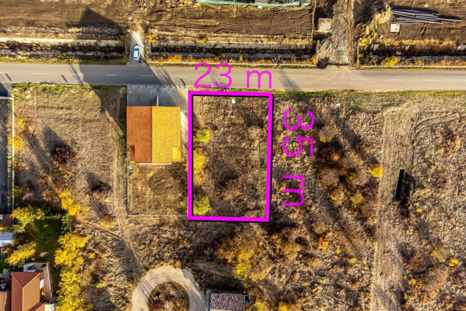 Teren 750 mp cu toate utilitățile | Via Carmina | 100 €/mp - Vă oferim spre vânzare un teren de 750 mp, cu proiect de casa inclus in pret, situat într-un cartier rezidențial în plină dezvoltare, la doar 10 minute de centrul Aradului.
Proprietatea reprezintă o oportunitate excelentă atât pentru construcția unei locuințe familiale, cât și pentru dezvoltatori care doresc să construiască un duplex modern.
Proiect avizat, Autorizatie de construire si Avize aprobate.

Preț: 75.000 € (100 €/mp)
Comision 0% pentru cumpărător
Contact: Sebastian Nica – 0722 252 639

Avantaje și caracteristici:
Suprafață totală: 750 mp | Front stradal: 23 m
Toate utilitățile disponibile la limită de proprietate (apă, gaz, curent, canalizare)
Acces direct din drum asfaltat
Cartier nou, în continuă expansiune
Vecinătăți: grădinițe, școli, centre comerciale, sală de fitness
Zonă liniștită, dar foarte bine conectată cu orașul
Proiect pentru o casa moderna inclus in pret!

O alegere inspirată pentru cei care caută spațiu, accesibilitate și potențial de creștere a valorii în timp.

Pentru detalii și vizionare:
Sebastian Nica – 0722 252 639

Nu dispui de toată suma? Te ajutăm noi gratuit! Îți obținem oferte de la 16 bănci.

Ai o proprietate de vânzare în Arad și vrei să știi cât valorează cu adevărat?
Sună-mă pentru o evaluare gratuită, fără obligații.

Birou: ACASĂ | Agenție imobiliară Arad
Bulevardul Decebal 2, Arad 310133

Cod proprietate: CP2781363