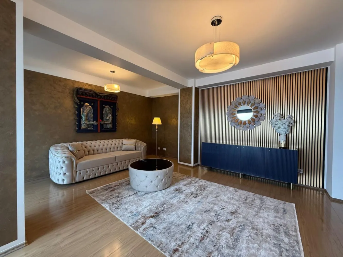Apartament de lux cu panorama superba la Dunare - Vă prezentăm spre achiziție un apartament premium, situat pe Faleza Dunării, în prima linie, una dintre cele mai râvnite și spectaculoase zone rezidențiale din Galați. Poziționat la etajul 5 al unui imobil modern (finalizat în 2008), proprietatea oferă o vedere panoramică directă asupra Dunării – un privilegiu rar pe piața imobiliară locală.
Cu o suprafață utilă generoasă de aproximativ 105 mp, apartamentul este inteligent compartimentat în două dormitoare, un living amplu și luminos, bucătărie separată și grup sanitar cu duș. Al doilea grup sanitar a fost transformat în dressing, păstrând însă toate conexiunile necesare pentru reconversie.
Design si stare proprietate
- Locuința este complet nouă, ultrafinisată, realizată pe baza unui proiect de design interior profesionist, ce îmbină rafinamentul cu funcționalitatea.
- Se vinde complet mobilată și utilată, exact ca în prezentare, multe dintre piesele de mobilier fiind neutilizate, încă protejate cu folie – un detaliu care confirmă faptul că proprietatea nu a fost locuită.
Imobil si construcție 
- Blocul este construit la standarde ridicate, cu accent pe durabilitate și confort: izolație termică exterioară, izolare fonică excelentă, scară impecabil întreținută, lift modern.
Localizare 
- Amplasarea pe Faleză oferă acces imediat la zone de promenadă, restaurante, spații verzi și principalele puncte de interes ale orașului. Comunitatea este una selectă, imobilul fiind locuit de persoane cu statut ridicat.
Alte avantaje:
- vedere neobstrucționată către Dunăre
- parcare disponibilă în proximitate
- lumină naturală abundentă pe tot parcursul zilei
Preț de vânzare: 219.000 euro. Comision: 1,5% negociabil.
O proprietate cu adevărat specială, ce îmbină poziționarea excepțională, designul rafinat și potențialul investițional, ideală atât pentru locuire, cât și pentru portofolii premium.
Pentru informații suplimentare, fotografii extinse sau programarea unei vizionări: Ene Liliana – Mag InvestTelefon: 0746 252 252.