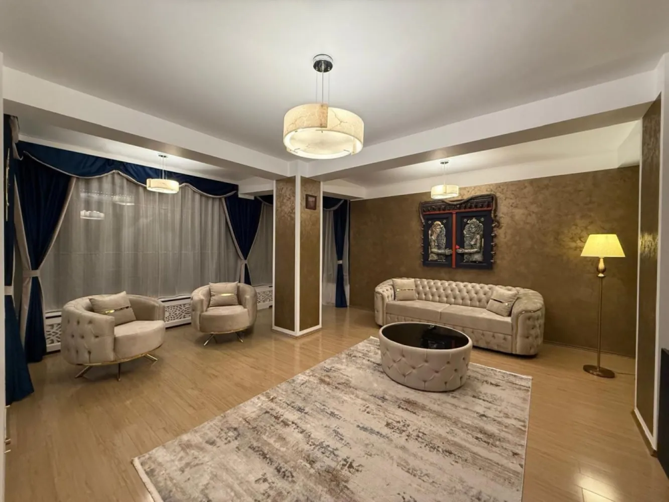 Apartament de lux cu panorama superba la Dunare - Vă prezentăm spre achiziție un apartament premium, situat pe Faleza Dunării, în prima linie, una dintre cele mai râvnite și spectaculoase zone rezidențiale din Galați. Poziționat la etajul 5 al unui imobil modern (finalizat în 2008), proprietatea oferă o vedere panoramică directă asupra Dunării – un privilegiu rar pe piața imobiliară locală.
Cu o suprafață utilă generoasă de aproximativ 105 mp, apartamentul este inteligent compartimentat în două dormitoare, un living amplu și luminos, bucătărie separată și grup sanitar cu duș. Al doilea grup sanitar a fost transformat în dressing, păstrând însă toate conexiunile necesare pentru reconversie.
Design si stare proprietate
- Locuința este complet nouă, ultrafinisată, realizată pe baza unui proiect de design interior profesionist, ce îmbină rafinamentul cu funcționalitatea.
- Se vinde complet mobilată și utilată, exact ca în prezentare, multe dintre piesele de mobilier fiind neutilizate, încă protejate cu folie – un detaliu care confirmă faptul că proprietatea nu a fost locuită.
Imobil si construcție 
- Blocul este construit la standarde ridicate, cu accent pe durabilitate și confort: izolație termică exterioară, izolare fonică excelentă, scară impecabil întreținută, lift modern.
Localizare 
- Amplasarea pe Faleză oferă acces imediat la zone de promenadă, restaurante, spații verzi și principalele puncte de interes ale orașului. Comunitatea este una selectă, imobilul fiind locuit de persoane cu statut ridicat.
Alte avantaje:
- vedere neobstrucționată către Dunăre
- parcare disponibilă în proximitate
- lumină naturală abundentă pe tot parcursul zilei
Preț de vânzare: 219.000 euro. Comision: 1,5% negociabil.
O proprietate cu adevărat specială, ce îmbină poziționarea excepțională, designul rafinat și potențialul investițional, ideală atât pentru locuire, cât și pentru portofolii premium.
Pentru informații suplimentare, fotografii extinse sau programarea unei vizionări: Ene Liliana – Mag InvestTelefon: 0746 252 252.