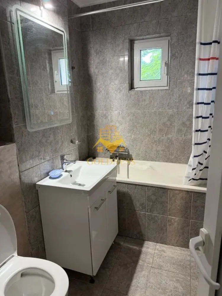 4 camere decomandate, Zorilor, UMF, Observatorului, AC, Profi. - GOLDNESS Imobiliare vă propune spre închiriere un apartament cu 4 camere complet mobilat și utilat, la etajul 1 într-un imobil de 3 etaje, în Cartierul Zorilor.
Loc de parcare disponibil la liber!
Se află în apropierea stațiilor de transport în comun, magazine, restaurante, spații verzi, farmacii, etc. 

Apartamentul este compartimentat astfel:
 - dormitor cu pat matrimonial, dressing, noptiere, dulap
 - dormitor cu canapea extensibila, dressing, dulap.
 - camera cu 2 birouri, balcon inchis
 - living complet utila și mobilat, canapea extensibilă, loc de servit masa, TV
 - baie cu cabina de dus, calorifer port prosop și dulap pentru depozitare.
 -baie cu cada.
 -bucatarie complet mobilata si utilata, loc de servit masa, debara

Imobilul este dotat cu toate cele necesare- centrală proprie, frigider, aragaz, hotă, mașină de spălat haine, etc. 

Dacă sunteți interesați de acest apartament și doriți să îl vizionați, dar și pentru alte oferte nu ezitați să ne contactați telefonic sau prin e-mail. Vă stăm la dispoziție!
Pentru intermediere se percepe un comision de 50% din prețul chiriei!