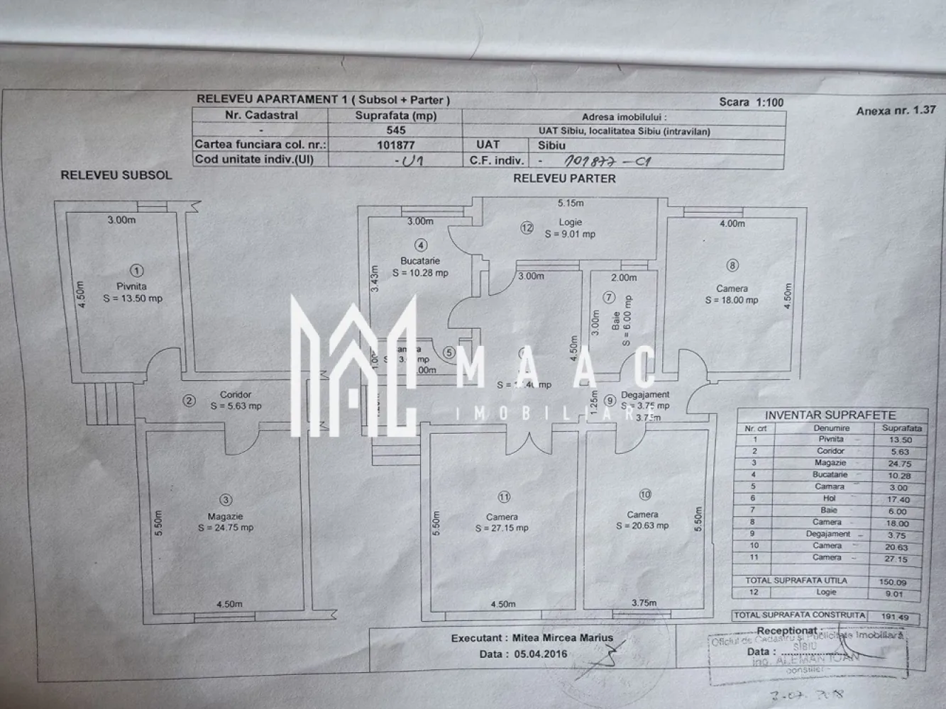 Duplex pe un singur nivel 4 camere zona Centrala - MAAC Imobiliare vă propune spre vânzare un duplex pe un singur nivel, spațios și luminos, situat pe strada Reconstrucției nr. 5, la câteva minute de mers pe jos de centrul Sibiului. Proprietatea este dispusă pe un singur nivel, are intrări separate și o suprafață utilă totală de 159 mp, fiind complet decomandată, ideală atât pentru locuință, cât și pentru investiție sau alte tipuri de utilizare.

Imobilul beneficiază de o compartimentare practică și generoasă, potrivită pentru o familie, dar și pentru cei care caută o proprietate cu potențial mixt, rezidențial și comercial. Camerele sunt mari, bine luminate natural și atent distribuite, oferind confort și flexibilitate în amenajare.

Compartimentare:
-3 dormitoare decomandate, generoase
-living spațios și luminos
-bucătărie separată
-cămară
-baie cu cadă și geam pentru aerisire naturală
-terasă de aproximativ 10 mp

La demisol, proprietatea dispune de spații suplimentare care extind semnificativ posibilitățile de utilizare, fiind potrivite atât pentru activități comerciale, cât și pentru locuire sau depozitare.

Demisol:
-cameră cu baie proprie
-spațiu comercial
-garsonieră
-birou sau depozitare
-pivniță uscată, perfectă pentru depozitare

Terenul are o suprafață totală de 300 mp și poate fi amenajat după propriul gust, în funcție de necesități și preferințe. Această proprietate din Sibiu reprezintă o opțiune atractivă pentru cei care caută un duplex de vânzare cu teren, într-o zonă accesibilă, aproape de centrul orașului, cu multiple variante de compartimentare și valorificare.

Dotări și îmbunătățiri:
-casă izolată exterior cu izolație de 10 cm
-geamuri termopan
-centrală termică proprie Bosch
-calorifere din fontă, cu eficiență termică ridicată
-acoperiș recent schimbat

Avantajele acestei proprietăți sunt date de suprafața utilă generoasă, camerele mari și luminoase, compartimentarea decomandată și versatilitatea spațiilor existente. Este o alegere potrivită atât pentru locuit, cât și pentru activități comerciale, oferind posibilitatea de amenajare în funcție de nevoi.

Pentru preț și detalii, vă rugăm să menționați la telefon numărul CP3046333.