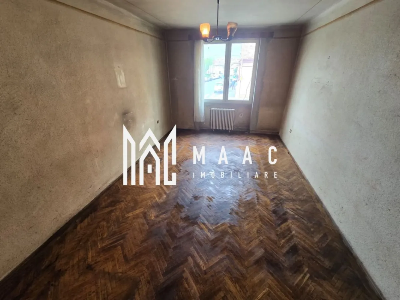 Duplex pe un singur nivel 4 camere zona Centrala - MAAC Imobiliare vă propune spre vânzare un duplex pe un singur nivel, spațios și luminos, situat pe strada Reconstrucției nr. 5, la câteva minute de mers pe jos de centrul Sibiului. Proprietatea este dispusă pe un singur nivel, are intrări separate și o suprafață utilă totală de 159 mp, fiind complet decomandată, ideală atât pentru locuință, cât și pentru investiție sau alte tipuri de utilizare.

Imobilul beneficiază de o compartimentare practică și generoasă, potrivită pentru o familie, dar și pentru cei care caută o proprietate cu potențial mixt, rezidențial și comercial. Camerele sunt mari, bine luminate natural și atent distribuite, oferind confort și flexibilitate în amenajare.

Compartimentare:
-3 dormitoare decomandate, generoase
-living spațios și luminos
-bucătărie separată
-cămară
-baie cu cadă și geam pentru aerisire naturală
-terasă de aproximativ 10 mp

La demisol, proprietatea dispune de spații suplimentare care extind semnificativ posibilitățile de utilizare, fiind potrivite atât pentru activități comerciale, cât și pentru locuire sau depozitare.

Demisol:
-cameră cu baie proprie
-spațiu comercial
-garsonieră
-birou sau depozitare
-pivniță uscată, perfectă pentru depozitare

Terenul are o suprafață totală de 300 mp și poate fi amenajat după propriul gust, în funcție de necesități și preferințe. Această proprietate din Sibiu reprezintă o opțiune atractivă pentru cei care caută un duplex de vânzare cu teren, într-o zonă accesibilă, aproape de centrul orașului, cu multiple variante de compartimentare și valorificare.

Dotări și îmbunătățiri:
-casă izolată exterior cu izolație de 10 cm
-geamuri termopan
-centrală termică proprie Bosch
-calorifere din fontă, cu eficiență termică ridicată
-acoperiș recent schimbat

Avantajele acestei proprietăți sunt date de suprafața utilă generoasă, camerele mari și luminoase, compartimentarea decomandată și versatilitatea spațiilor existente. Este o alegere potrivită atât pentru locuit, cât și pentru activități comerciale, oferind posibilitatea de amenajare în funcție de nevoi.

Pentru preț și detalii, vă rugăm să menționați la telefon numărul CP3046333.