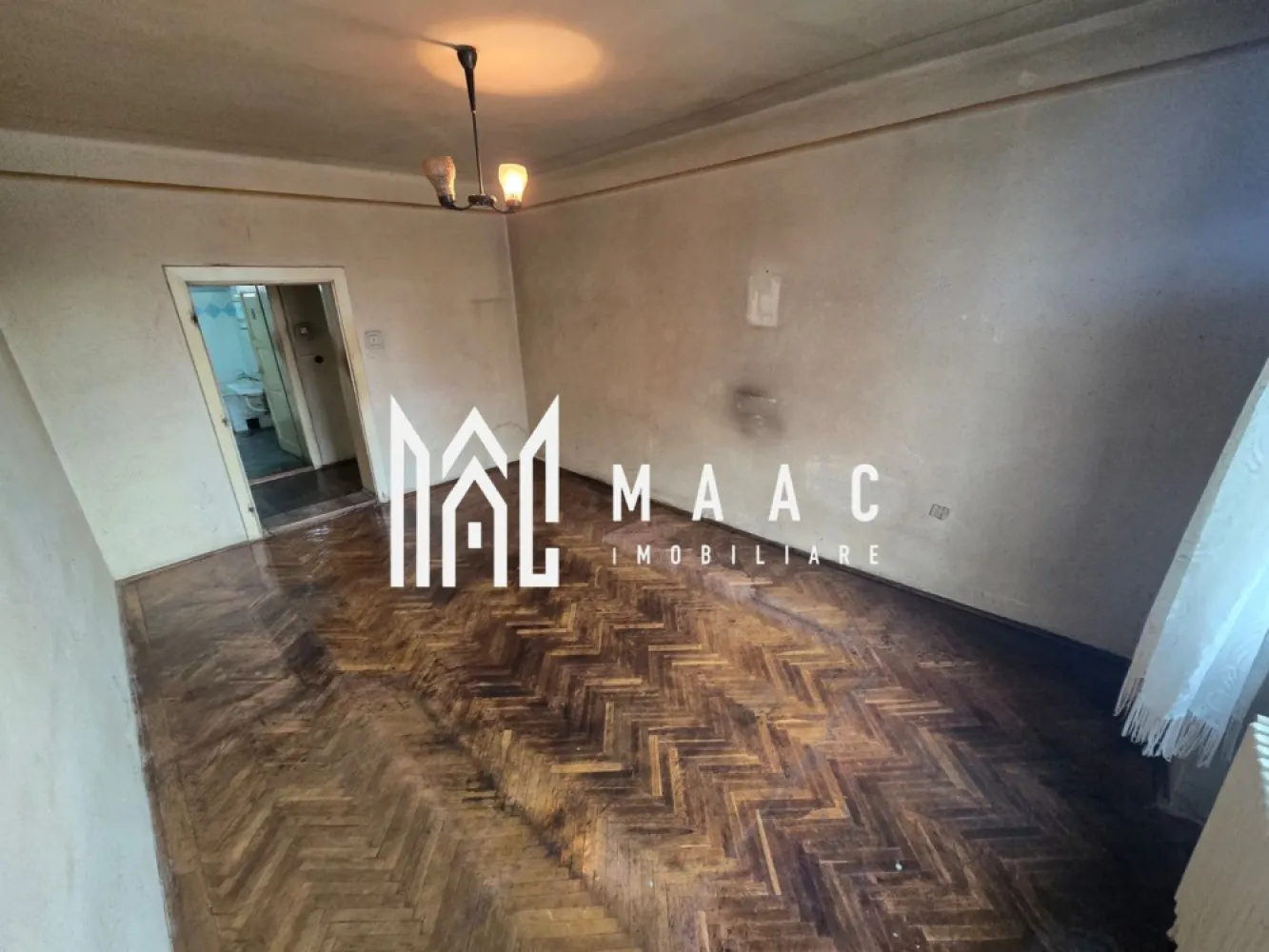 Duplex pe un singur nivel 4 camere zona Centrala - MAAC Imobiliare vă propune spre vânzare un duplex pe un singur nivel, spațios și luminos, situat pe strada Reconstrucției nr. 5, la câteva minute de mers pe jos de centrul Sibiului. Proprietatea este dispusă pe un singur nivel, are intrări separate și o suprafață utilă totală de 159 mp, fiind complet decomandată, ideală atât pentru locuință, cât și pentru investiție sau alte tipuri de utilizare.

Imobilul beneficiază de o compartimentare practică și generoasă, potrivită pentru o familie, dar și pentru cei care caută o proprietate cu potențial mixt, rezidențial și comercial. Camerele sunt mari, bine luminate natural și atent distribuite, oferind confort și flexibilitate în amenajare.

Compartimentare:
-3 dormitoare decomandate, generoase
-living spațios și luminos
-bucătărie separată
-cămară
-baie cu cadă și geam pentru aerisire naturală
-terasă de aproximativ 10 mp

La demisol, proprietatea dispune de spații suplimentare care extind semnificativ posibilitățile de utilizare, fiind potrivite atât pentru activități comerciale, cât și pentru locuire sau depozitare.

Demisol:
-cameră cu baie proprie
-spațiu comercial
-garsonieră
-birou sau depozitare
-pivniță uscată, perfectă pentru depozitare

Terenul are o suprafață totală de 300 mp și poate fi amenajat după propriul gust, în funcție de necesități și preferințe. Această proprietate din Sibiu reprezintă o opțiune atractivă pentru cei care caută un duplex de vânzare cu teren, într-o zonă accesibilă, aproape de centrul orașului, cu multiple variante de compartimentare și valorificare.

Dotări și îmbunătățiri:
-casă izolată exterior cu izolație de 10 cm
-geamuri termopan
-centrală termică proprie Bosch
-calorifere din fontă, cu eficiență termică ridicată
-acoperiș recent schimbat

Avantajele acestei proprietăți sunt date de suprafața utilă generoasă, camerele mari și luminoase, compartimentarea decomandată și versatilitatea spațiilor existente. Este o alegere potrivită atât pentru locuit, cât și pentru activități comerciale, oferind posibilitatea de amenajare în funcție de nevoi.

Pentru preț și detalii, vă rugăm să menționați la telefon numărul CP3046333.