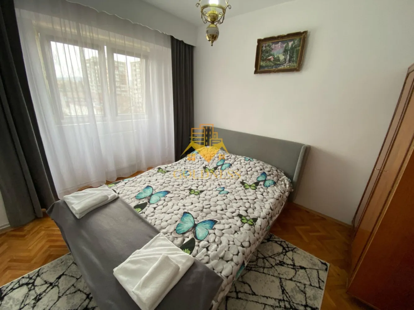 3 camere decomandate, 2 bai, 2 balcoane, Zona Marasti, OMV, UTCN - GOLDNESS Imobiliare vă propune spre închiriere un apartament cu 3 camere complet mobilat și utilat, la etajul 5 într-un imobil de 8 etaje, în Cartierul Marasti.

Se află în apropierea stațiilor de transport în comun, magazine, restaurante, spații verzi, farmacii, etc. 

Apartamentul este compartimentat astfel:
 - dormitor cu pat matrimonial, dressing, comoda TV
 - dormitor cu pat matrimonial, dressing, comoda TV
 - camera cu o canapea extensibila, Comoda, TV
 - bucatarie complet utilată și mobilată, loc de servit masa 
 - baie cu cada, calorifer port prosop și dulap pentru depozitare.
 - baie de serviciu

Imobilul este dotat cu toate cele necesare- centrală proprie, frigider, aragaz, hotă, mașină de spălat haine, etc. 

Dacă sunteți interesați de acest apartament și doriți să îl vizionați, dar și pentru alte oferte nu ezitați să ne contactați telefonic sau prin e-mail. Vă stăm la dispoziție!
Pentru intermediere se percepe un comision de 50% din prețul chiriei!