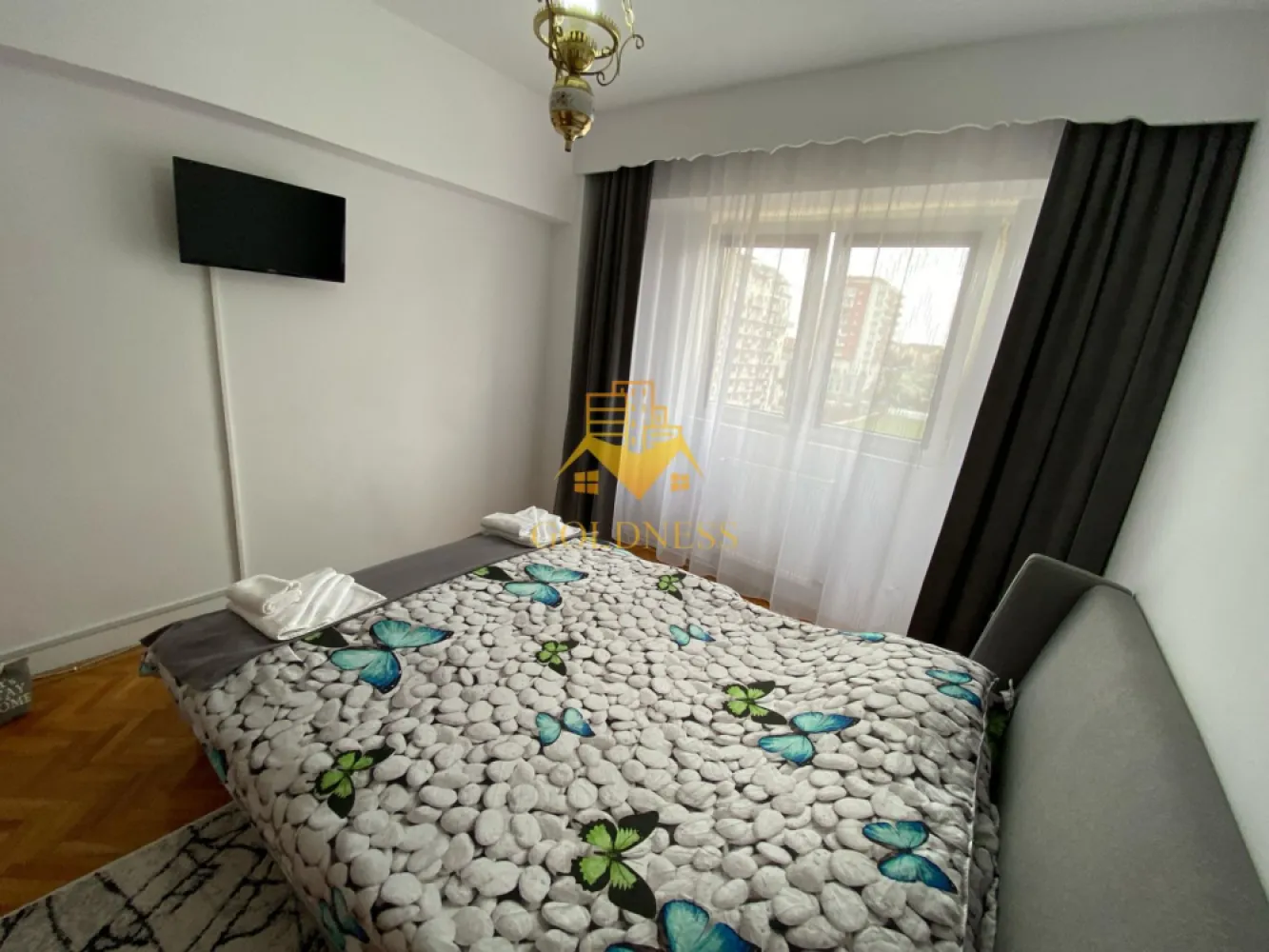 3 camere decomandate, 2 bai, 2 balcoane, Zona Marasti, OMV, UTCN - GOLDNESS Imobiliare vă propune spre închiriere un apartament cu 3 camere complet mobilat și utilat, la etajul 5 într-un imobil de 8 etaje, în Cartierul Marasti.

Se află în apropierea stațiilor de transport în comun, magazine, restaurante, spații verzi, farmacii, etc. 

Apartamentul este compartimentat astfel:
 - dormitor cu pat matrimonial, dressing, comoda TV
 - dormitor cu pat matrimonial, dressing, comoda TV
 - camera cu o canapea extensibila, Comoda, TV
 - bucatarie complet utilată și mobilată, loc de servit masa 
 - baie cu cada, calorifer port prosop și dulap pentru depozitare.
 - baie de serviciu

Imobilul este dotat cu toate cele necesare- centrală proprie, frigider, aragaz, hotă, mașină de spălat haine, etc. 

Dacă sunteți interesați de acest apartament și doriți să îl vizionați, dar și pentru alte oferte nu ezitați să ne contactați telefonic sau prin e-mail. Vă stăm la dispoziție!
Pentru intermediere se percepe un comision de 50% din prețul chiriei!