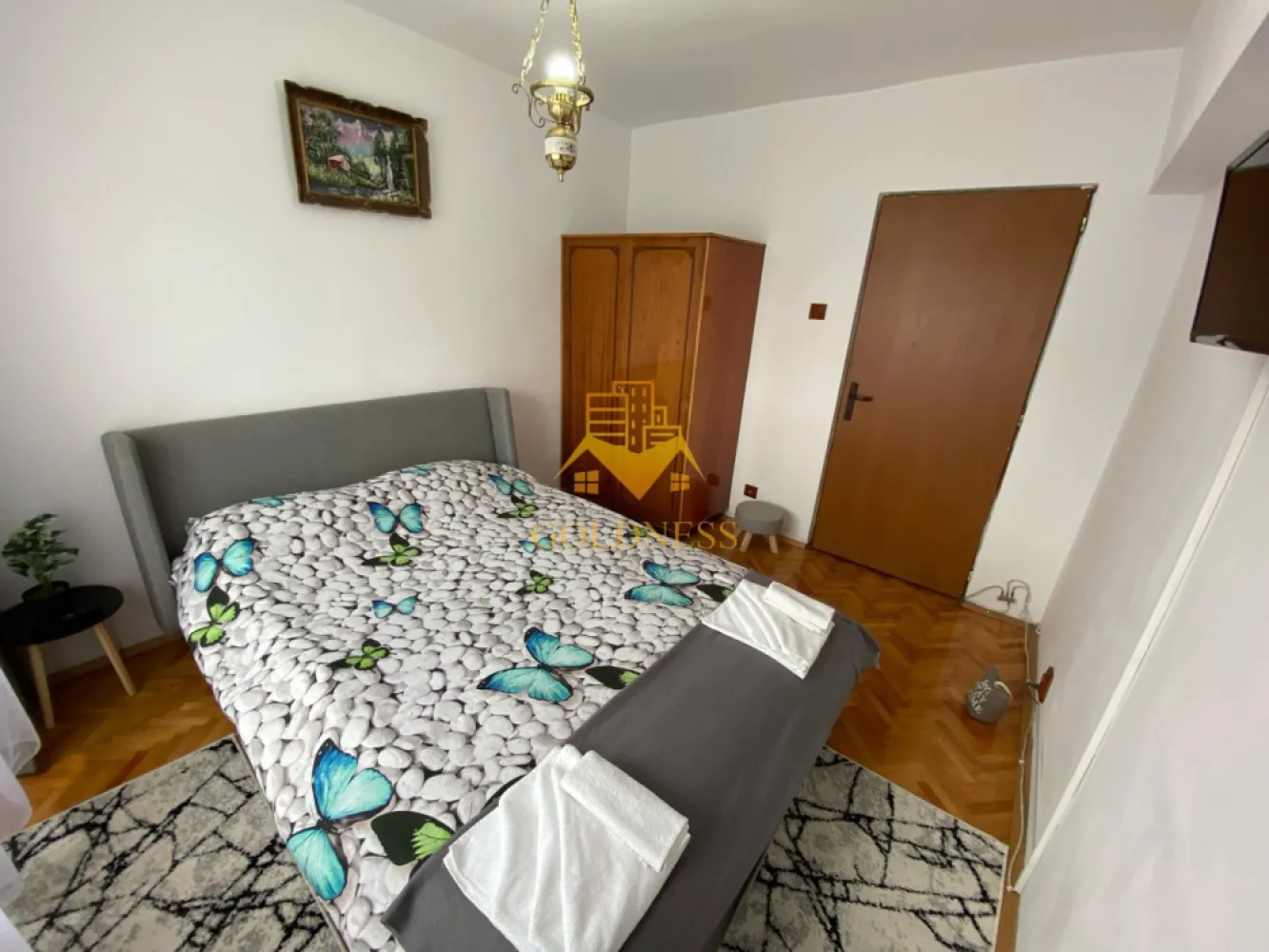 3 camere decomandate, 2 bai, 2 balcoane, Zona Marasti, OMV, UTCN - GOLDNESS Imobiliare vă propune spre închiriere un apartament cu 3 camere complet mobilat și utilat, la etajul 5 într-un imobil de 8 etaje, în Cartierul Marasti.

Se află în apropierea stațiilor de transport în comun, magazine, restaurante, spații verzi, farmacii, etc. 

Apartamentul este compartimentat astfel:
 - dormitor cu pat matrimonial, dressing, comoda TV
 - dormitor cu pat matrimonial, dressing, comoda TV
 - camera cu o canapea extensibila, Comoda, TV
 - bucatarie complet utilată și mobilată, loc de servit masa 
 - baie cu cada, calorifer port prosop și dulap pentru depozitare.
 - baie de serviciu

Imobilul este dotat cu toate cele necesare- centrală proprie, frigider, aragaz, hotă, mașină de spălat haine, etc. 

Dacă sunteți interesați de acest apartament și doriți să îl vizionați, dar și pentru alte oferte nu ezitați să ne contactați telefonic sau prin e-mail. Vă stăm la dispoziție!
Pentru intermediere se percepe un comision de 50% din prețul chiriei!