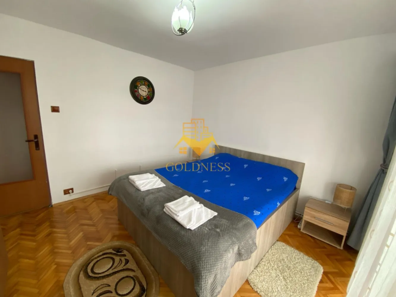 3 camere decomandate, 2 bai, 2 balcoane, Zona Marasti, OMV, UTCN - GOLDNESS Imobiliare vă propune spre închiriere un apartament cu 3 camere complet mobilat și utilat, la etajul 5 într-un imobil de 8 etaje, în Cartierul Marasti.

Se află în apropierea stațiilor de transport în comun, magazine, restaurante, spații verzi, farmacii, etc. 

Apartamentul este compartimentat astfel:
 - dormitor cu pat matrimonial, dressing, comoda TV
 - dormitor cu pat matrimonial, dressing, comoda TV
 - camera cu o canapea extensibila, Comoda, TV
 - bucatarie complet utilată și mobilată, loc de servit masa 
 - baie cu cada, calorifer port prosop și dulap pentru depozitare.
 - baie de serviciu

Imobilul este dotat cu toate cele necesare- centrală proprie, frigider, aragaz, hotă, mașină de spălat haine, etc. 

Dacă sunteți interesați de acest apartament și doriți să îl vizionați, dar și pentru alte oferte nu ezitați să ne contactați telefonic sau prin e-mail. Vă stăm la dispoziție!
Pentru intermediere se percepe un comision de 50% din prețul chiriei!