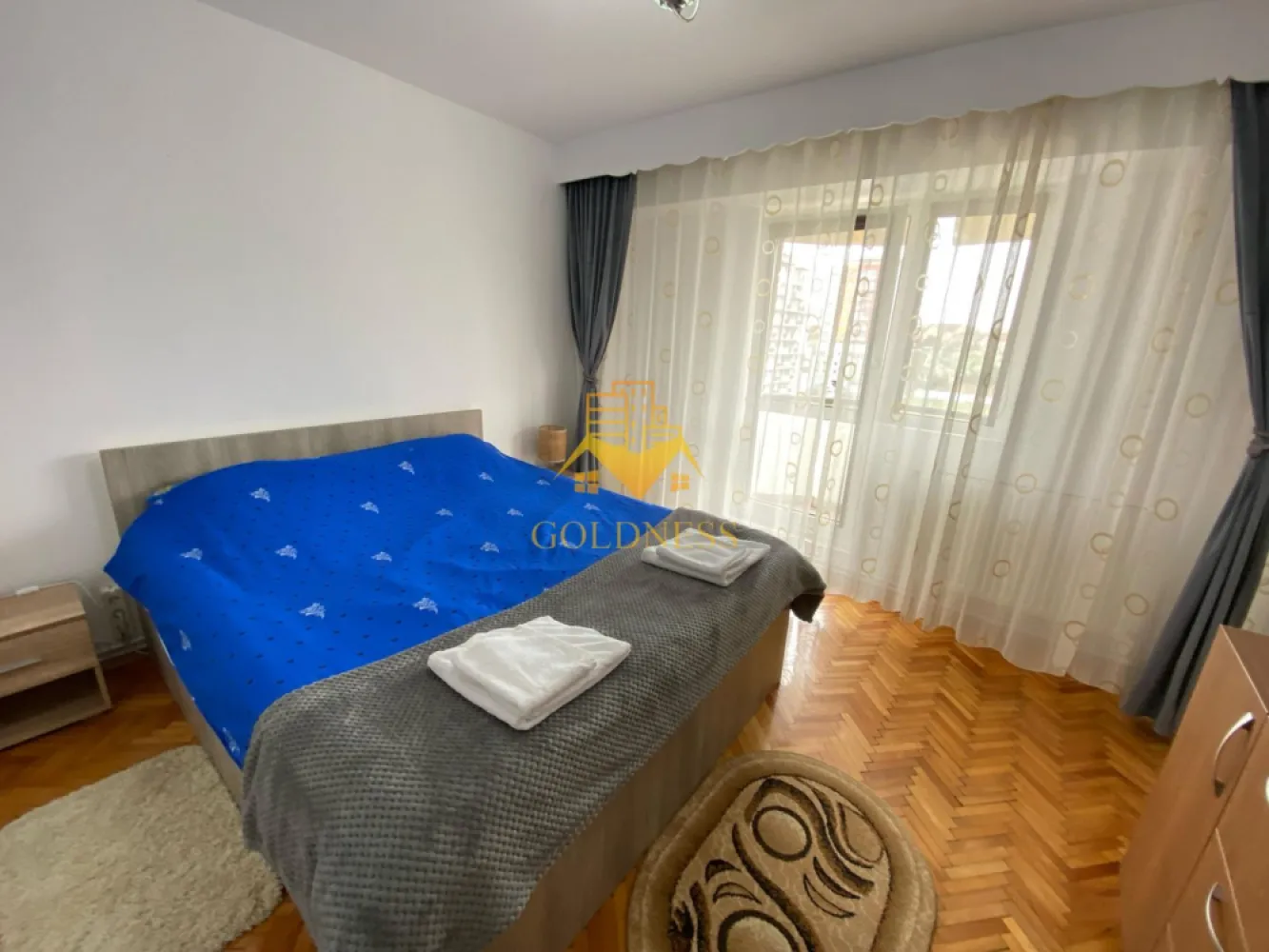 3 camere decomandate, 2 bai, 2 balcoane, Zona Marasti, OMV, UTCN - GOLDNESS Imobiliare vă propune spre închiriere un apartament cu 3 camere complet mobilat și utilat, la etajul 5 într-un imobil de 8 etaje, în Cartierul Marasti.

Se află în apropierea stațiilor de transport în comun, magazine, restaurante, spații verzi, farmacii, etc. 

Apartamentul este compartimentat astfel:
 - dormitor cu pat matrimonial, dressing, comoda TV
 - dormitor cu pat matrimonial, dressing, comoda TV
 - camera cu o canapea extensibila, Comoda, TV
 - bucatarie complet utilată și mobilată, loc de servit masa 
 - baie cu cada, calorifer port prosop și dulap pentru depozitare.
 - baie de serviciu

Imobilul este dotat cu toate cele necesare- centrală proprie, frigider, aragaz, hotă, mașină de spălat haine, etc. 

Dacă sunteți interesați de acest apartament și doriți să îl vizionați, dar și pentru alte oferte nu ezitați să ne contactați telefonic sau prin e-mail. Vă stăm la dispoziție!
Pentru intermediere se percepe un comision de 50% din prețul chiriei!