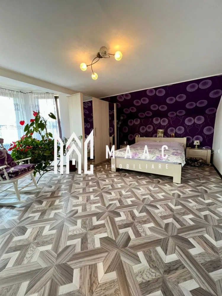 Casa individuala | 6 camere | Teren 863 MP | Selimbar - MAAC Imobiliare vă propune spre cumpărare o Casă/Vilă cu teren însumat de 863 mp.

Suprafață si Configurație corp principal :
Suprafață utilă: 155 mp
Structurată pe două niveluri: parter, mansardă (+pod amenajat)

Parterul oferă:
Bucătărie open space cu loc de servire a mesei în suprafață totală de 30 mp
Living cu ieșire la terasă
Baie cu duș
Birou sau cameră hobby
Spațiu de depozitare
Terasa acoperită perfecta pentru seri intime

Mansarda include :
Trei dormitoare ,unul matrimonial și două de copii
Baie cu cadă de hidromasaj

Pod amenajat utilizabil ca și loc de joacă sau dressing generos

Curte :
Garaj + carport
Terasă liberă
Curte pavată

Grădină :
355 mp de zonă verde cu iaz de pești , loc de depozitare și foișor

Suprafața si Configurația corp secundar:
Rămâne să il descoperiți la vizionare

Atuuri:

Pretabilă două familii
Trei căi de acces către Sibiu
Zonă cu multă liniște și intimitate
Orientare cardinală optimă E-S-V

Pentru mai multe detalii, precizati telefonic ca ati vazut anuntul cu ID: CP2540800